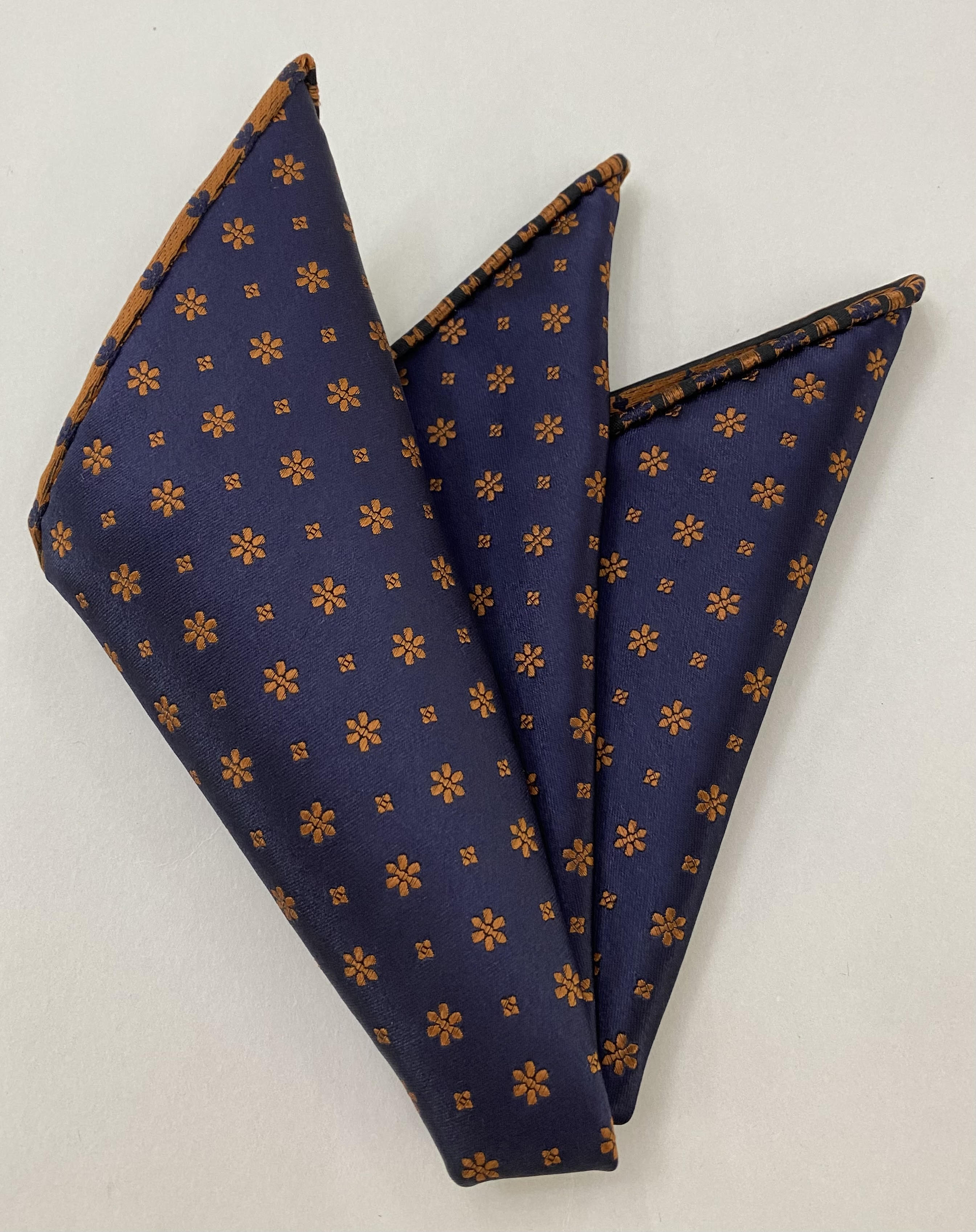 ミッドナイトブルーに映えるバーントオレンジ クラシックフラワーシルクポケットチーフ #FFFP-2