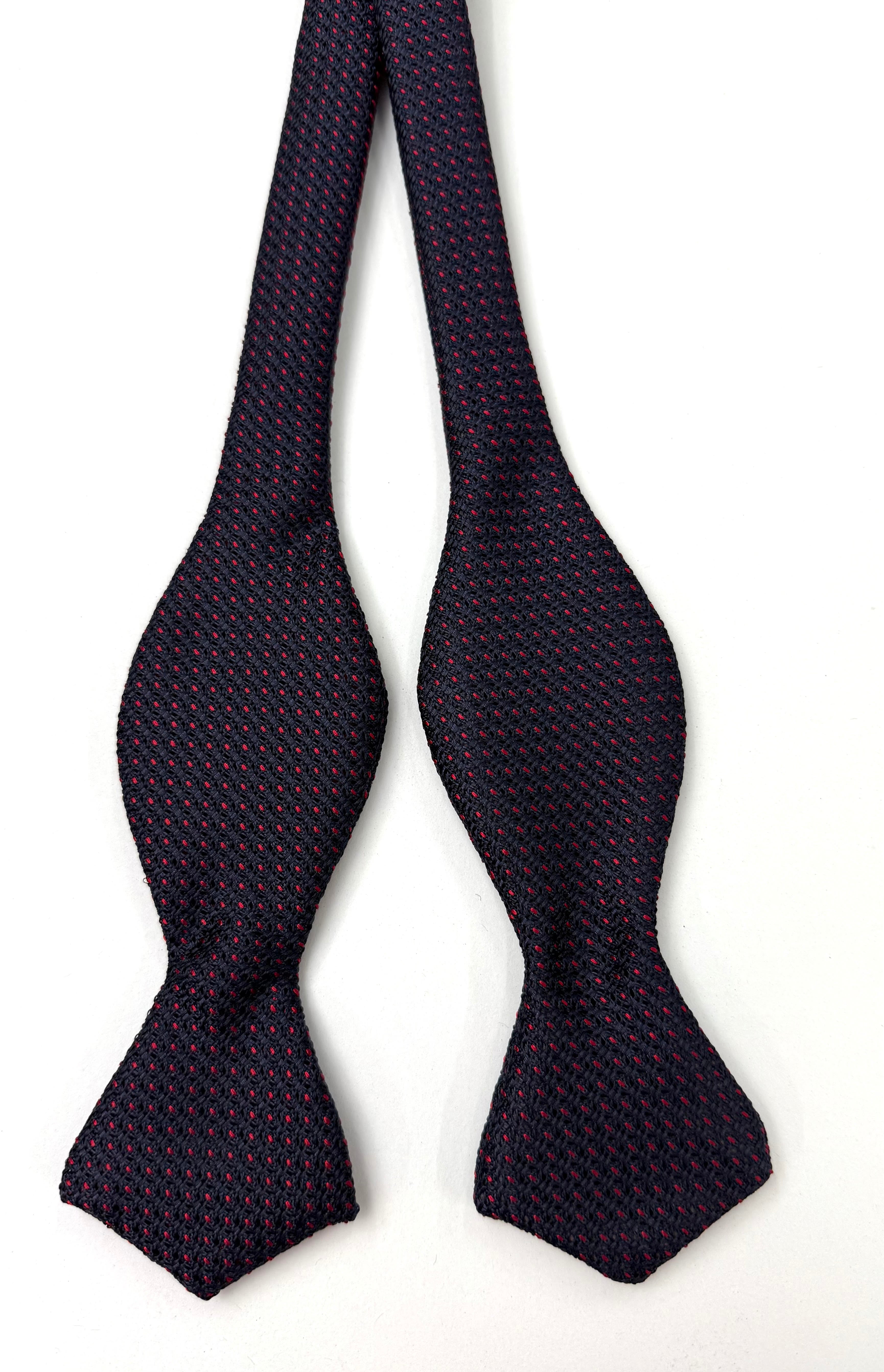 ミッドナイトブルーのグレナディン生地に鮮やかな赤のピンドット シルク蝶ネクタイ GGPDBT-2