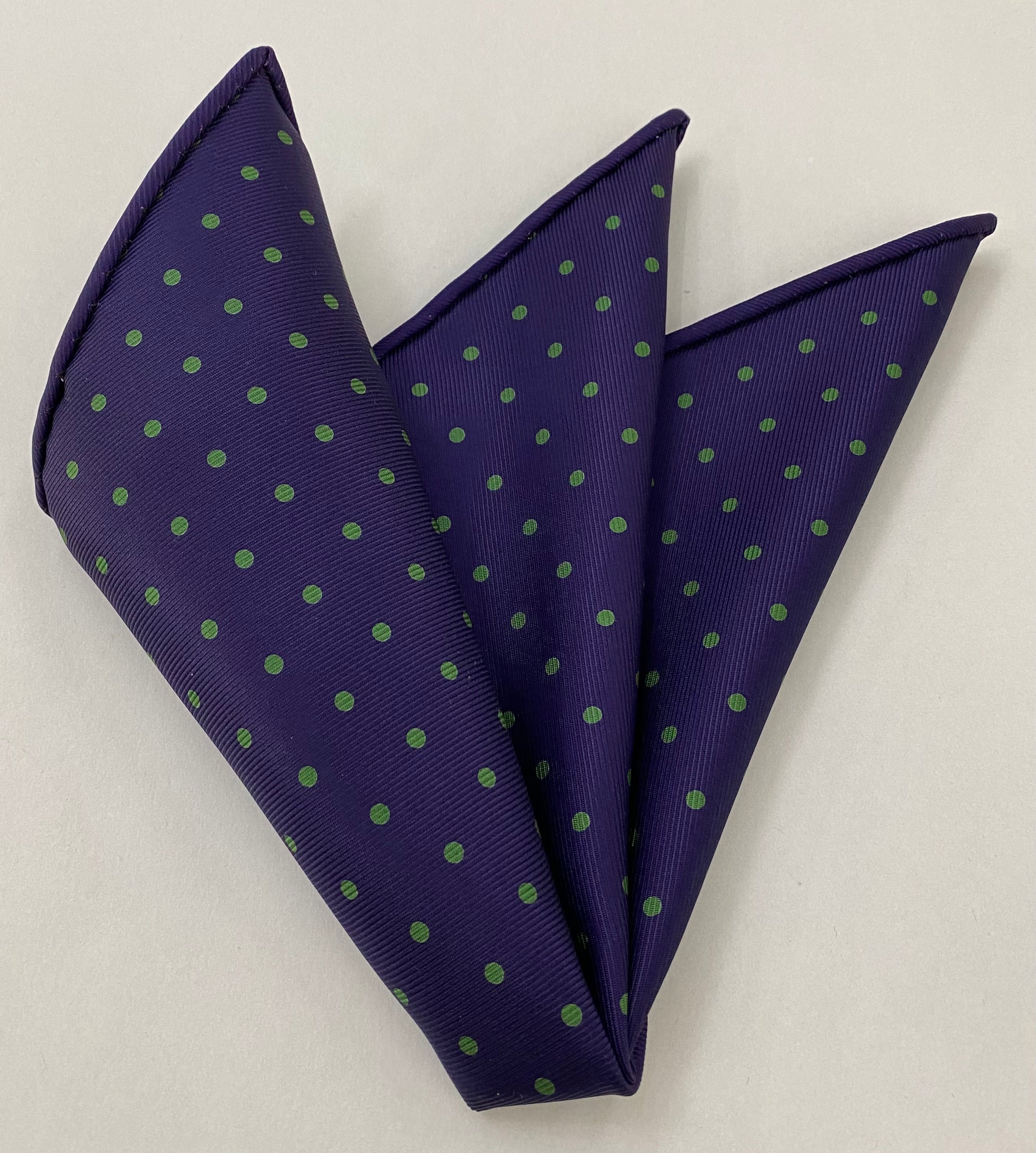 ダークパープルのマクルズフィールドプリントシルクポケットスクエア(フォレストグリーン) #MCDP-7