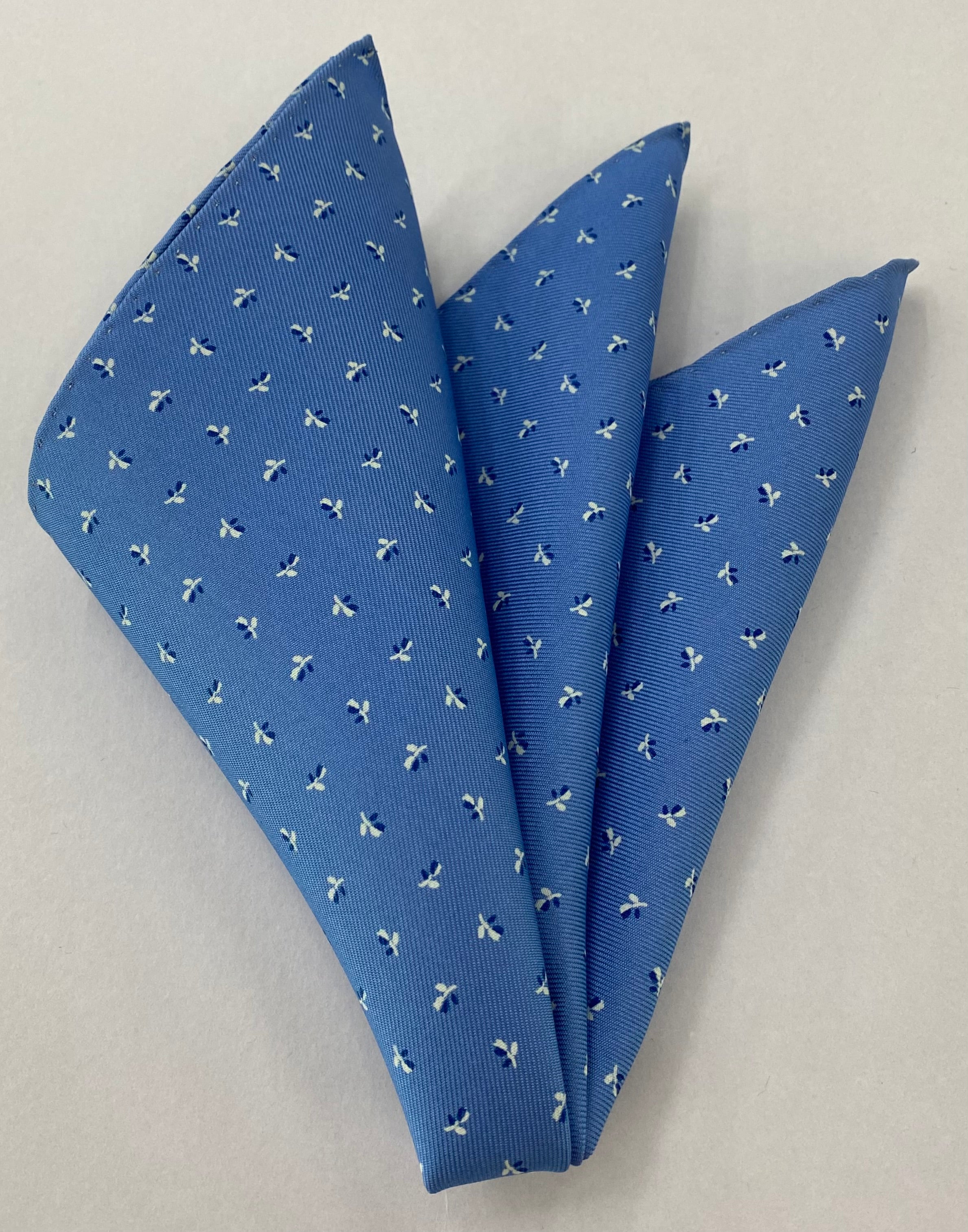 スカイブルー地にブルー&ホワイトのマクルスフィールド柄(小)ポケットチーフ MCP-63