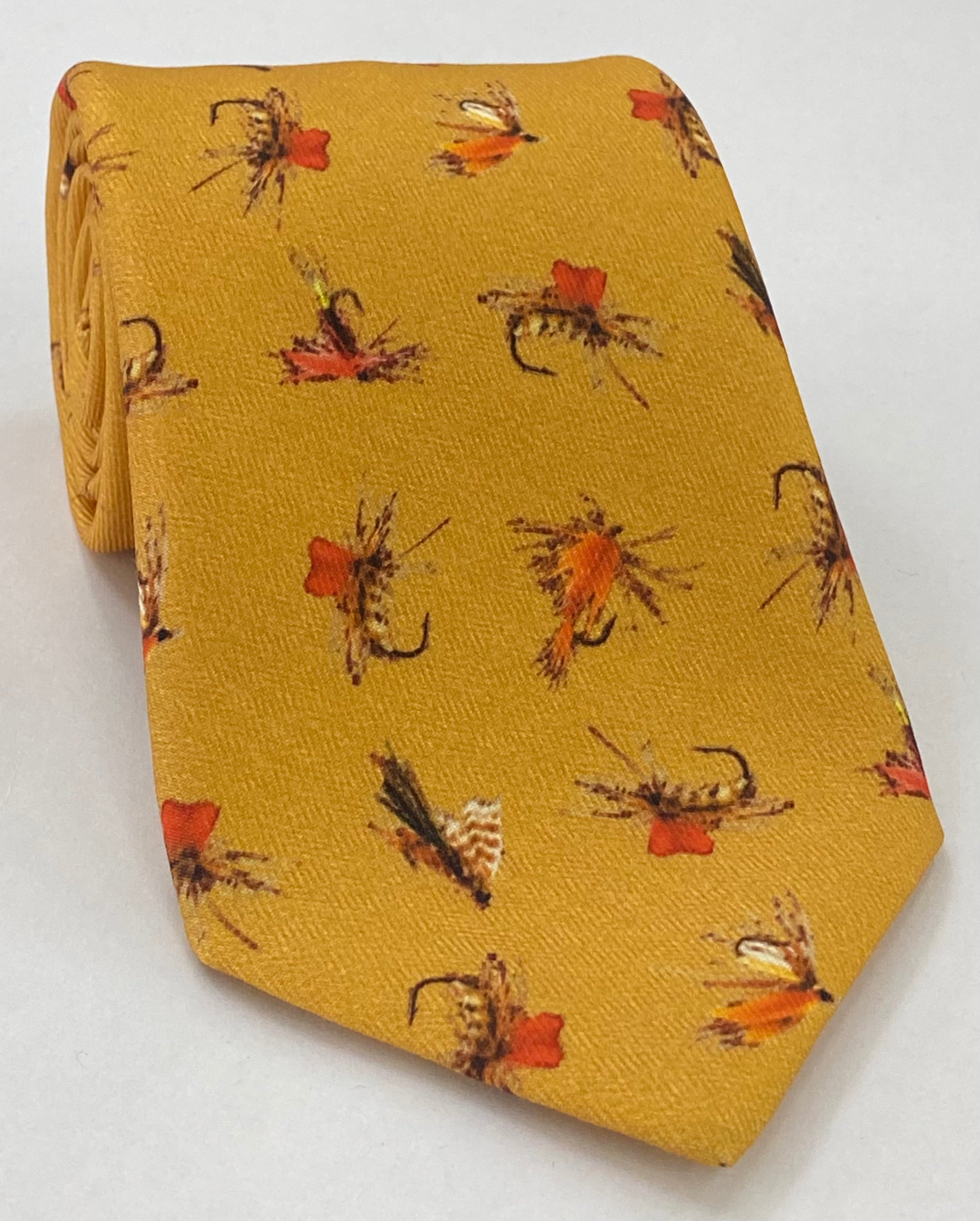 ダークゴールドのマクルズフィールドプリント フィッシングルアー柄 ウールタイ(ブリック、ブラウン、オフホワイト) MCWT-1