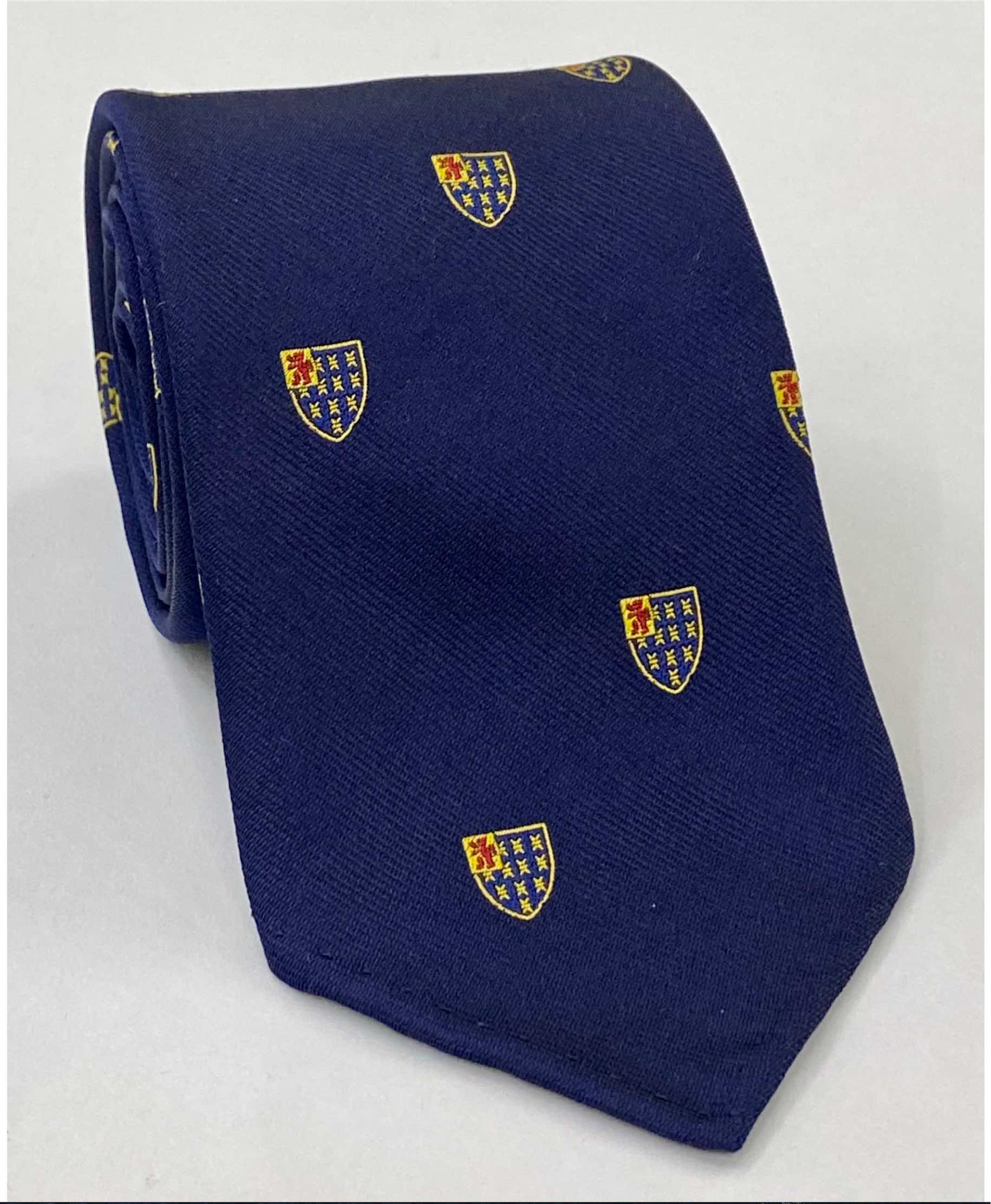 リンカンズ・イン・クレスト シルクタイ UKL-6 ダークネイビーブルー地にレッド&イエロー