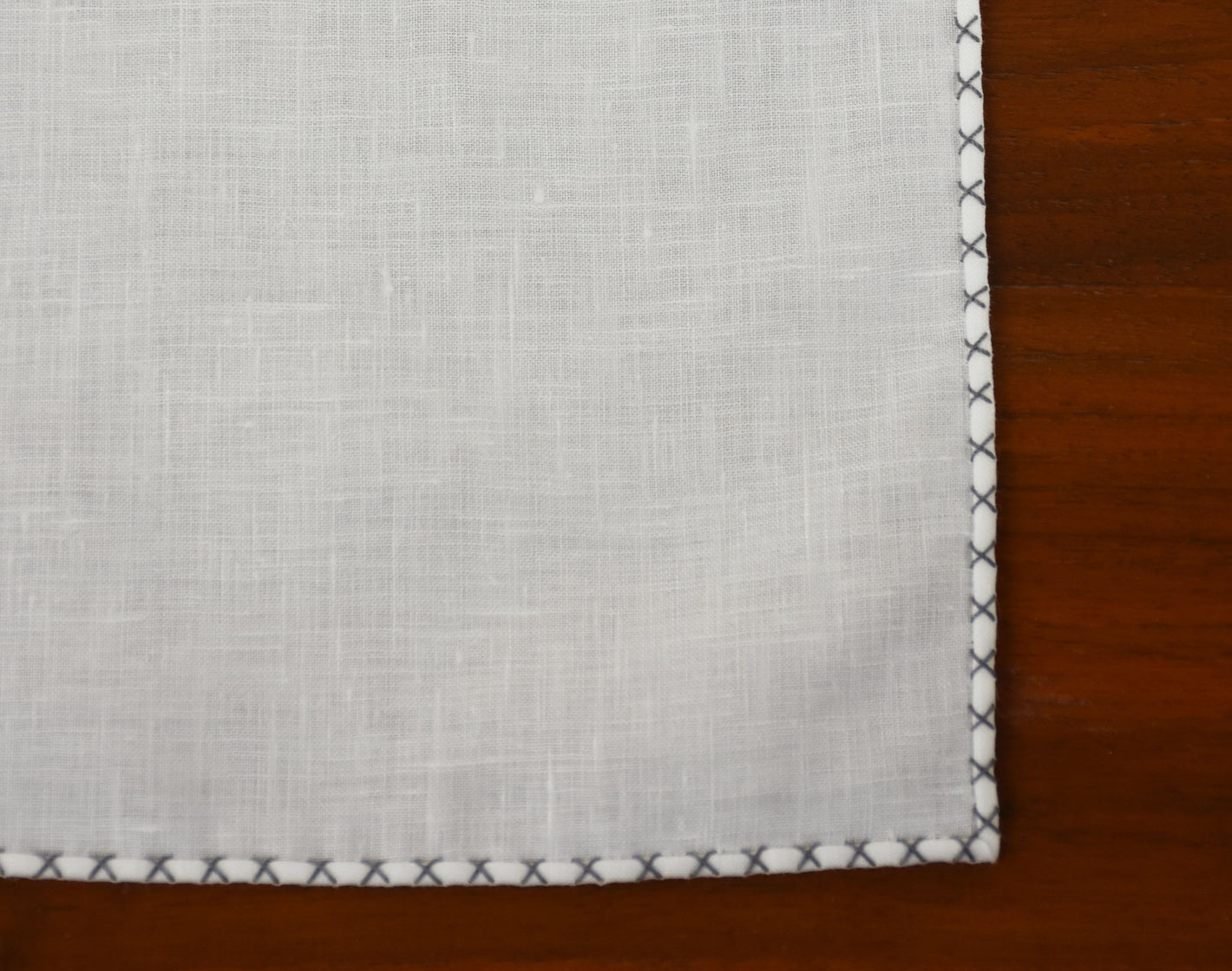 {[en]:Silver Gray X Pattern Belgian White Linen Pocket Square