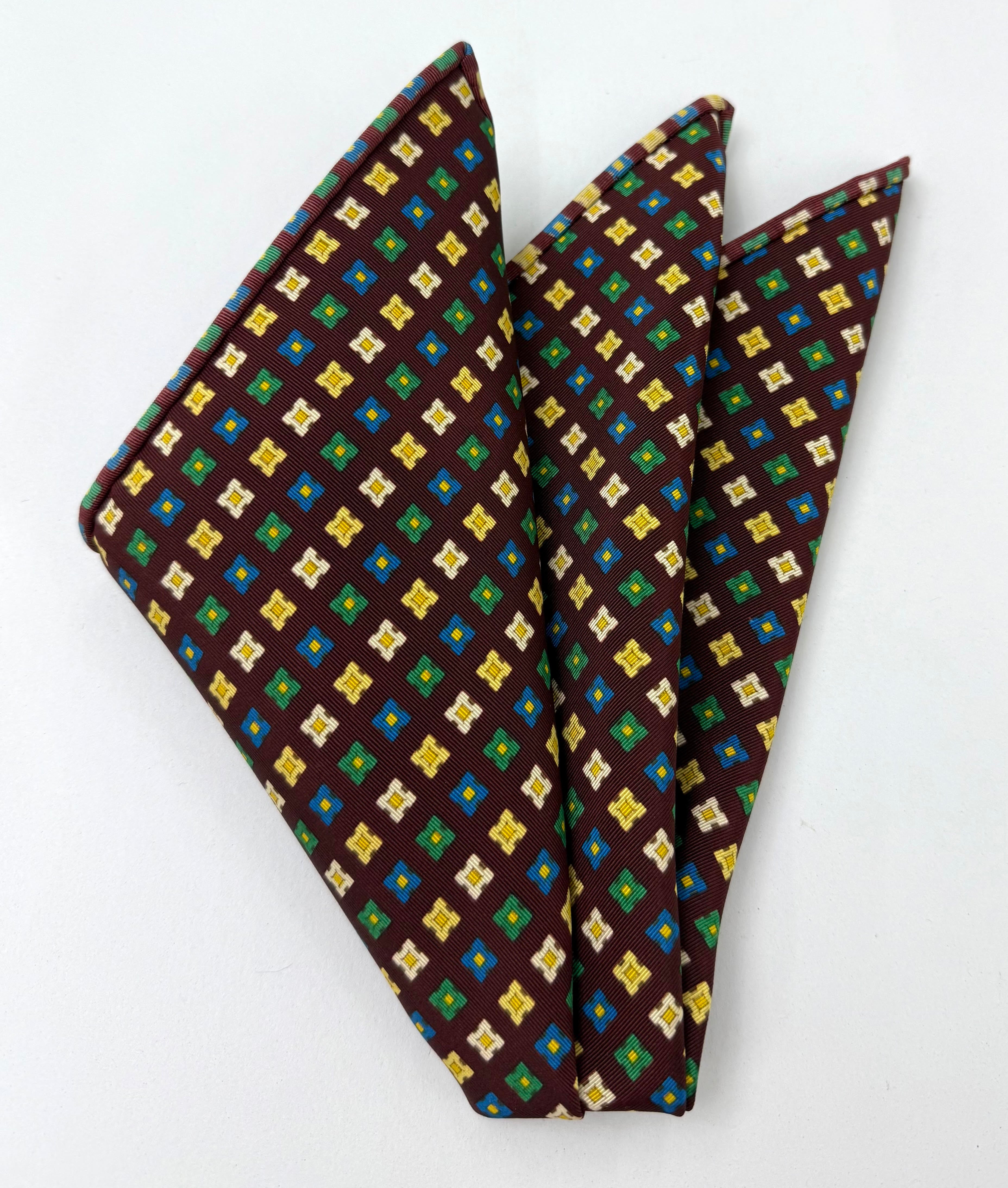 バーガンディにイエロー、グリーン、ブルー＆クリームのアトキンソンズ プリントアイリッシュポプリン ポケットスクエア APRP-12