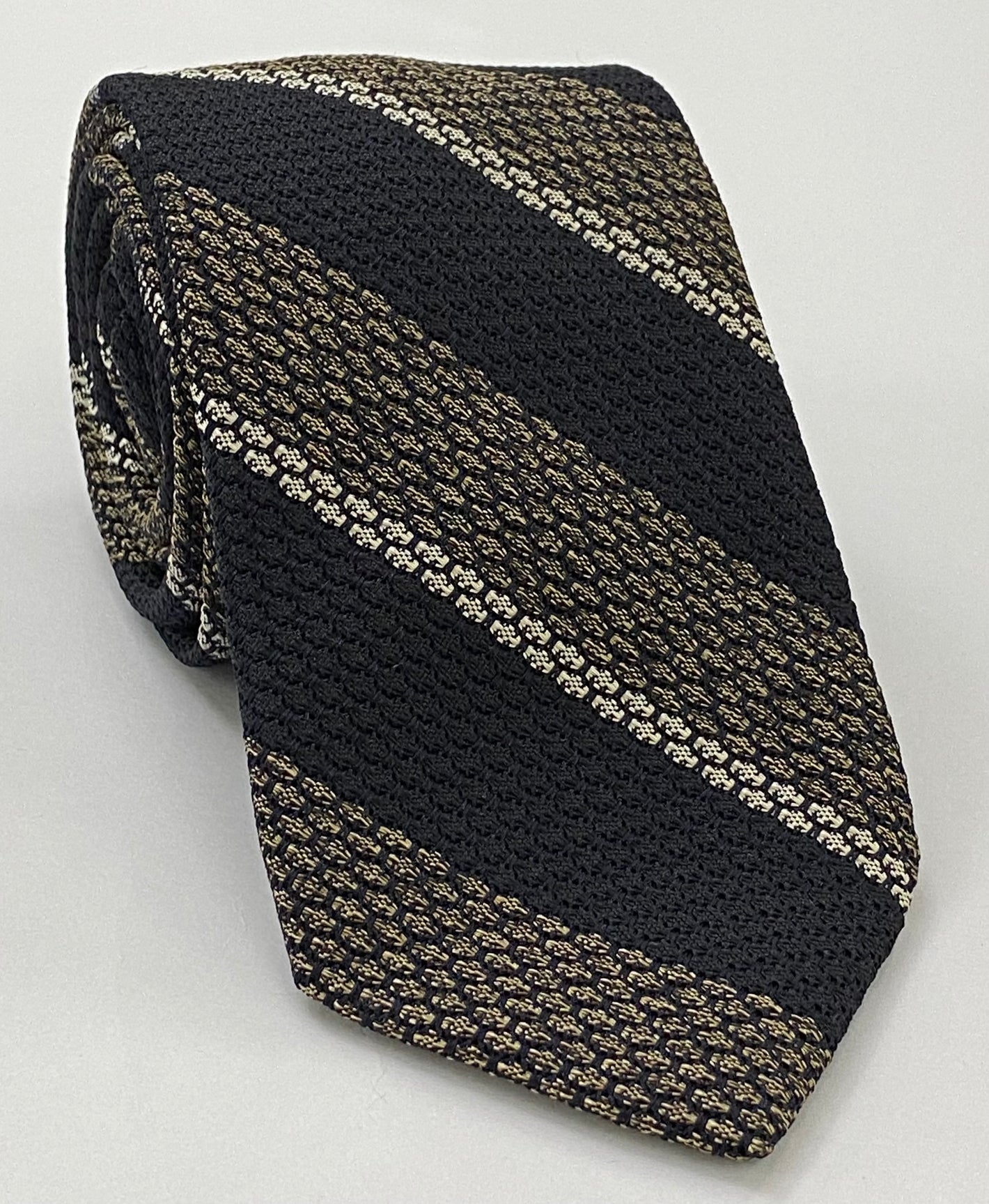 블랙/브라운, 골든 브라운 & 오프 화이트 클래식 그레나딘 그로사 스트라이프 실크 타이 1