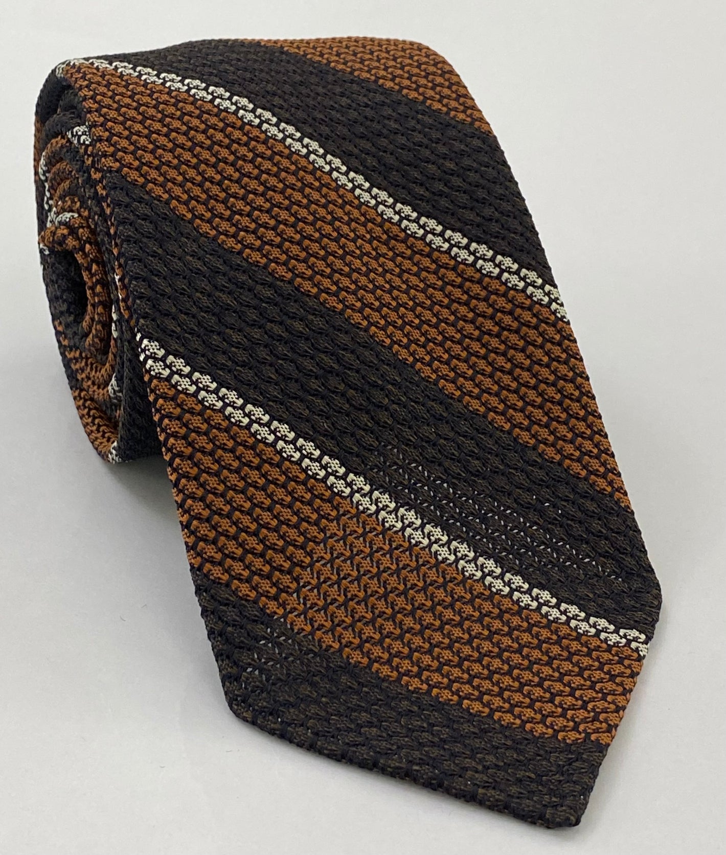 번트 오렌지, 비터 초콜릿 & 오프 화이트 클래식 그레나딘 그로사 스트라이프 실크 타이 10