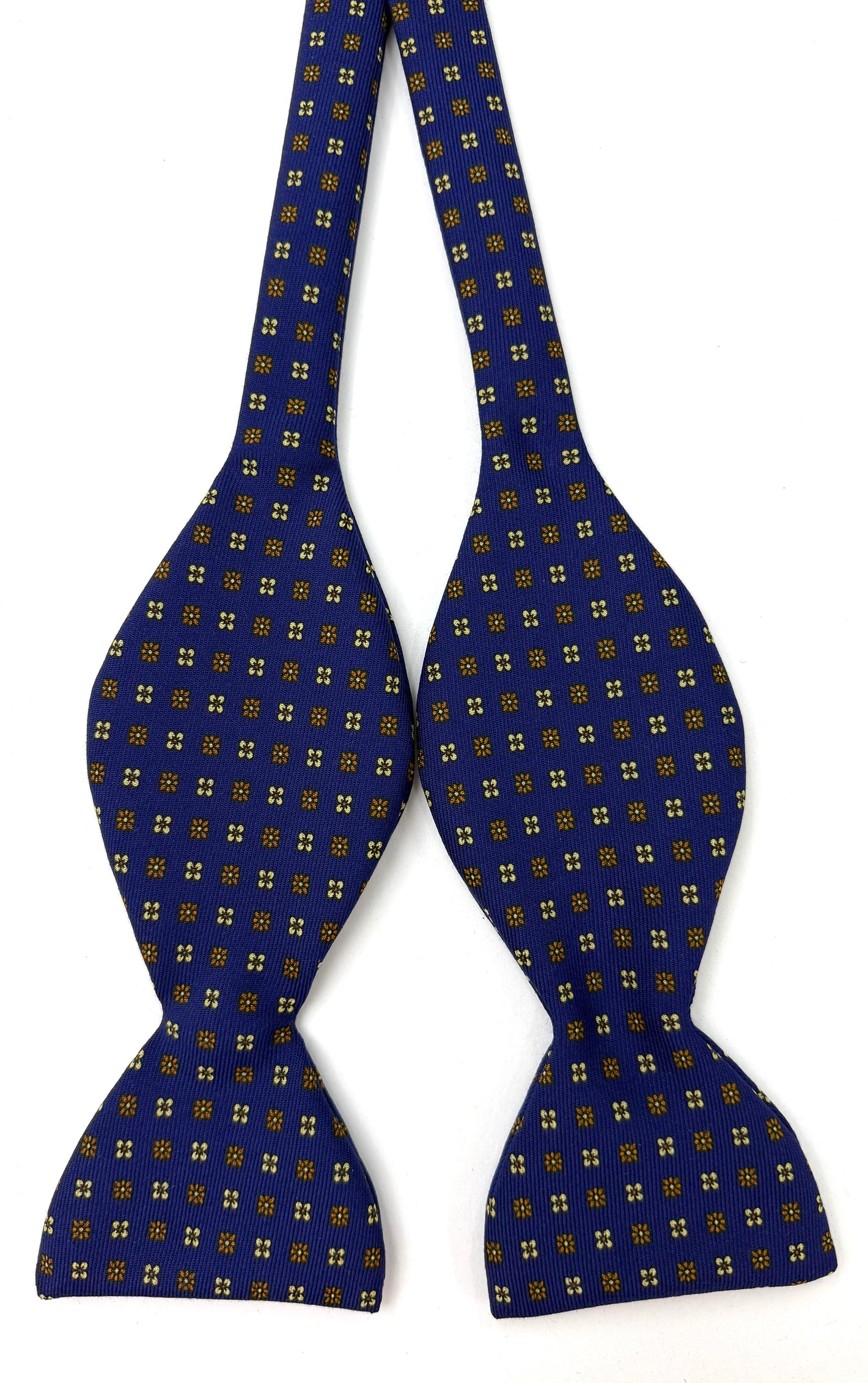 브랜트 오렌지 & 오프 화이트 네이비 바탕 패턴 찰리스 양모 보우 타이 CHPBT-2