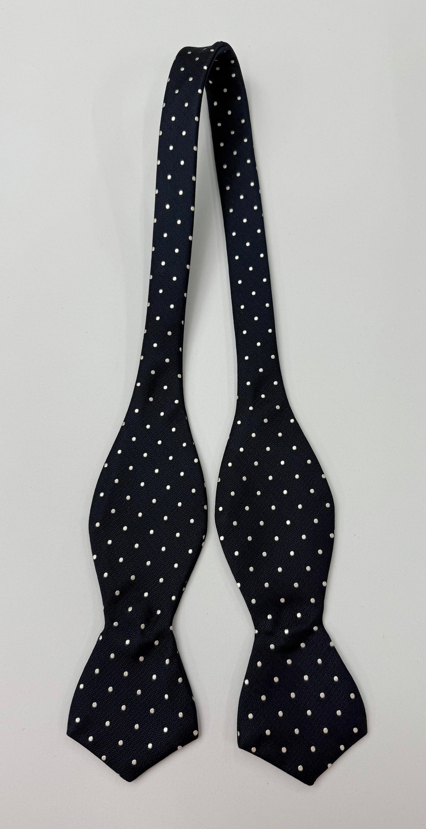 다크 네이비 핀도트 실크 나비 넥타이 화이트 도트 EPDBT-1 마지막 나비 넥타이!