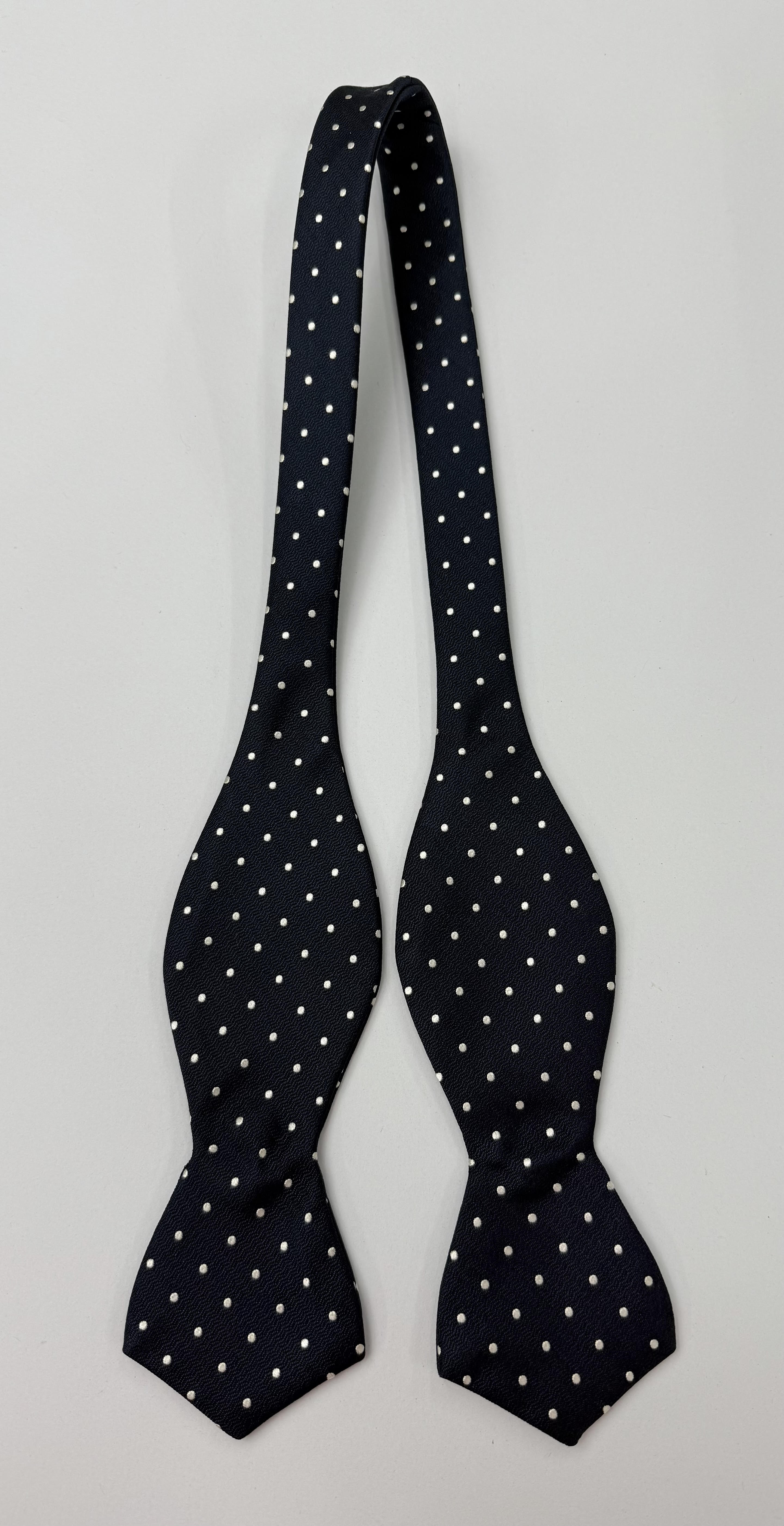 ダークネイビーのピンドットシルク蝶ネクタイ EPDBT-1 白いドット柄 最後の一本です！