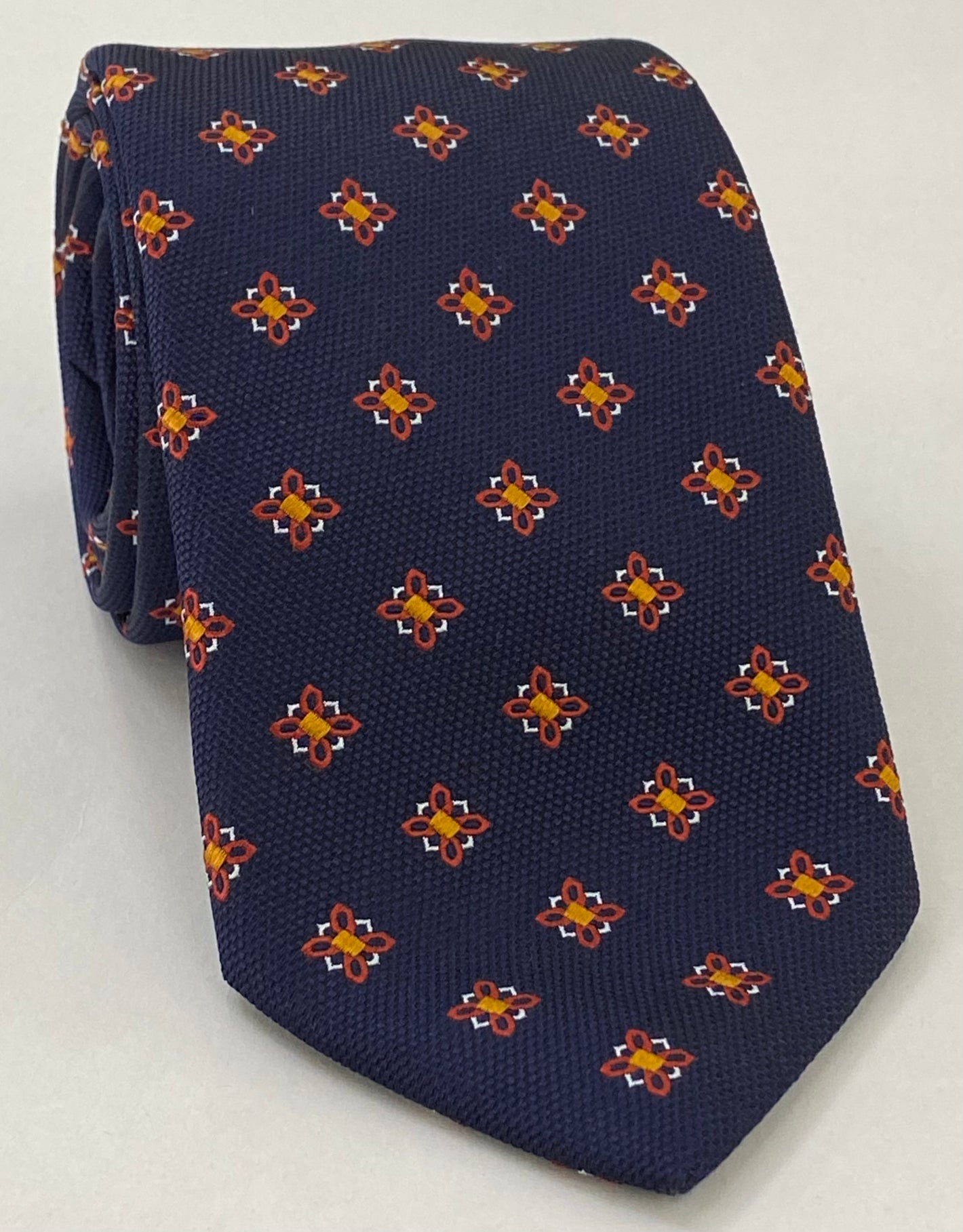 번트 오렌지, 옐로우 골드 & 화이트 꽃이 있는 미드나잇 블루 실크 타이 #28