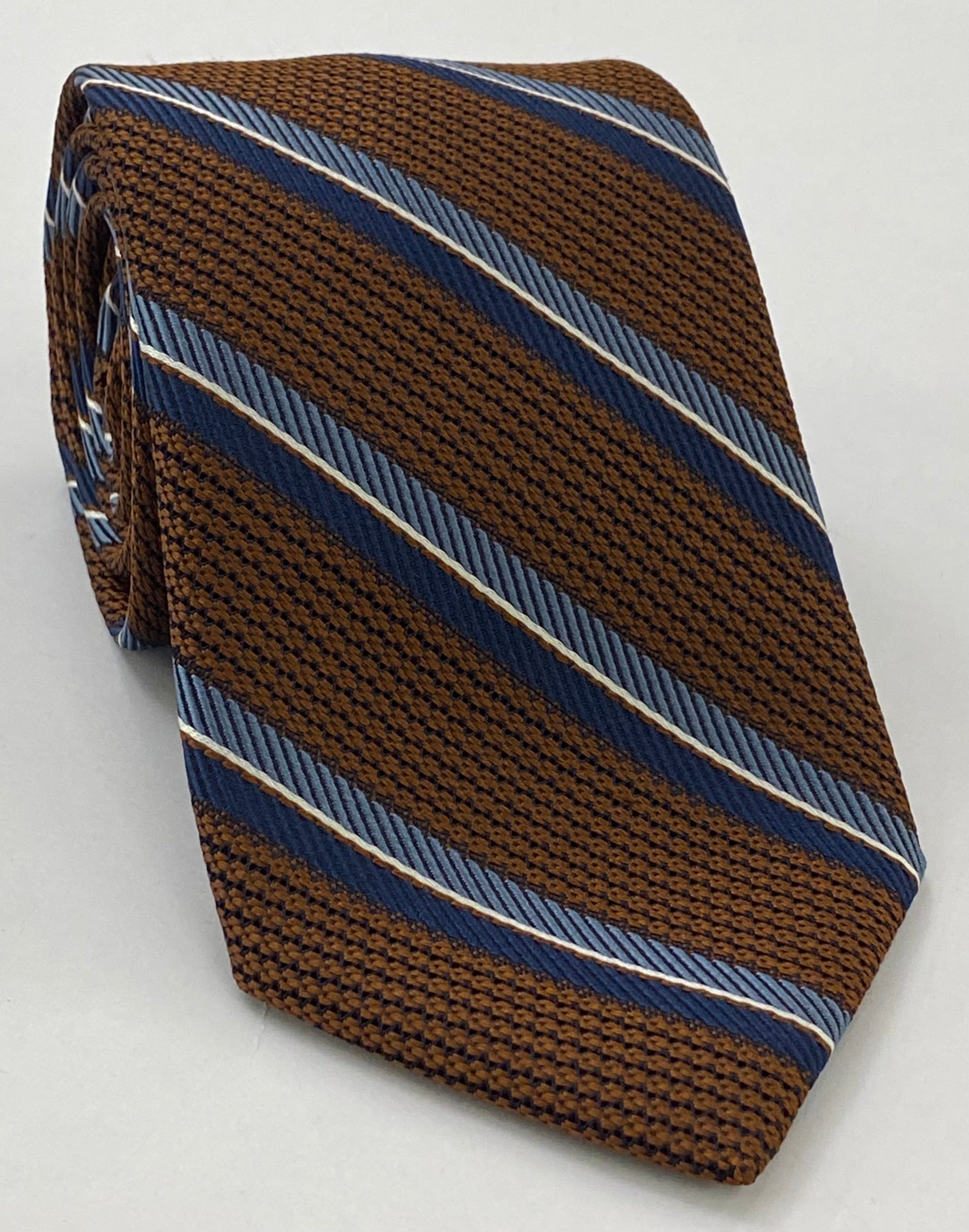 네이비 블루, 슬레이트 블루 & 화이트 초콜릿 그레나딘 피나 새틴 스트라이프 실크 타이 GFMST-6