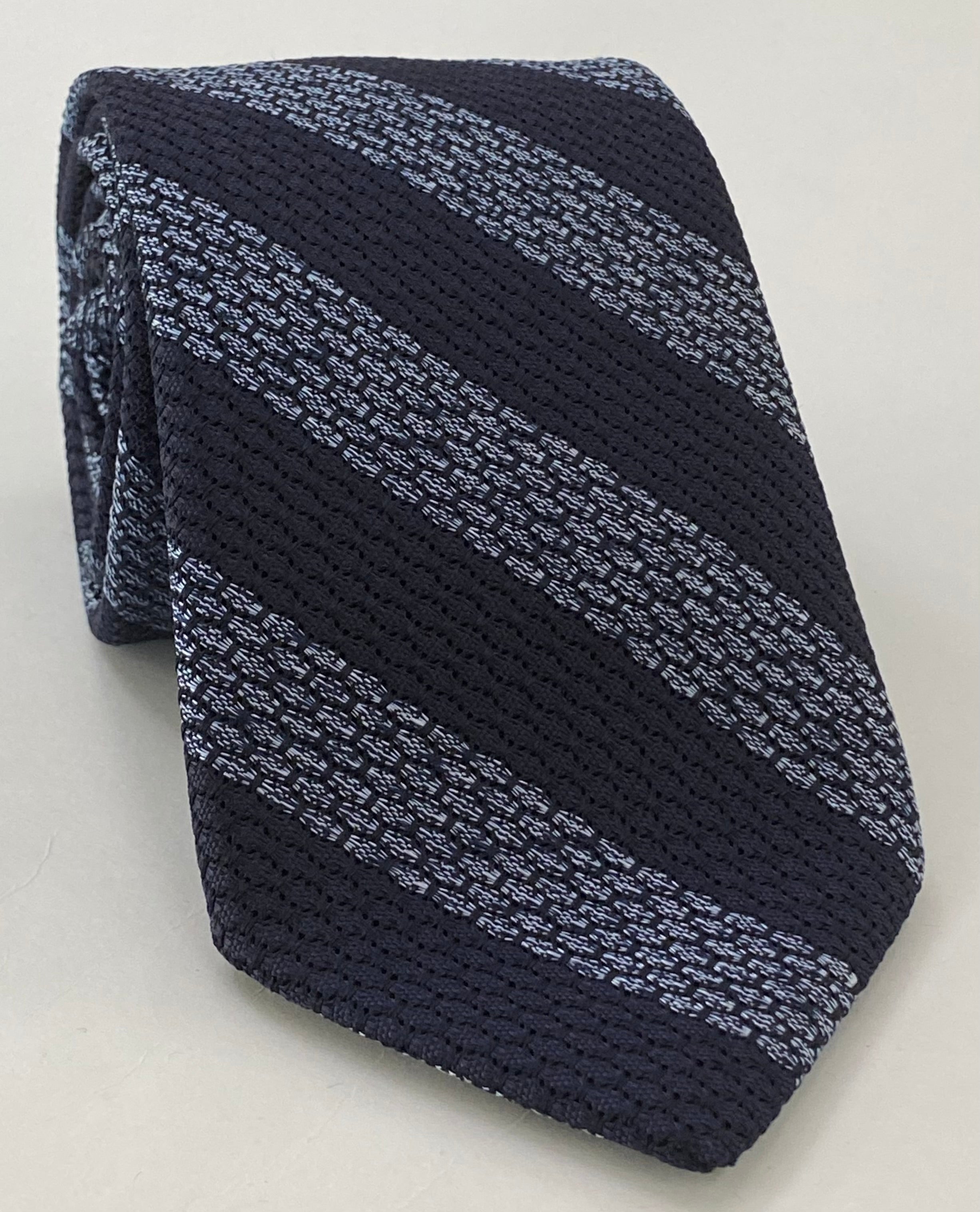 실버 파우더 블루 & 미드나잇 블루 그레나딘 그로사 와이드 스트라이프 실크 타이 GGBST-1