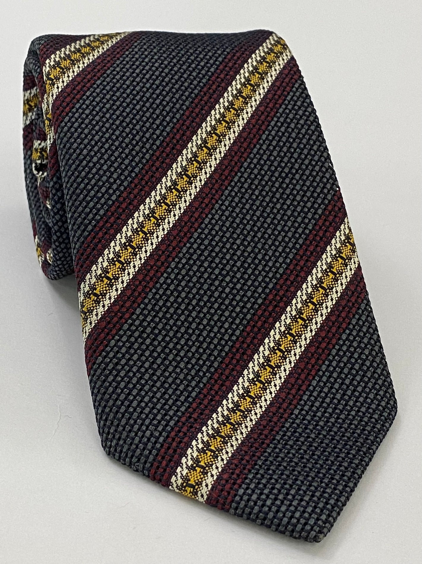 チャコールグレー地にダークレッド、イエロー、オフホワイトのグレナディン（フィナ＆グロッサ）ストライプ シルクネクタイ 1