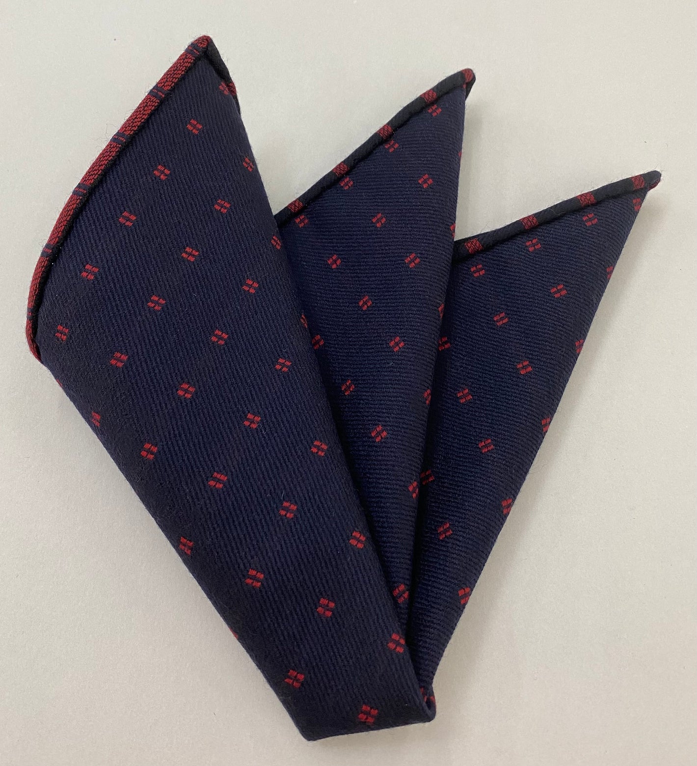 ミッドナイトブルー地に赤のパターン ウールポケットチーフ #GPWP-6