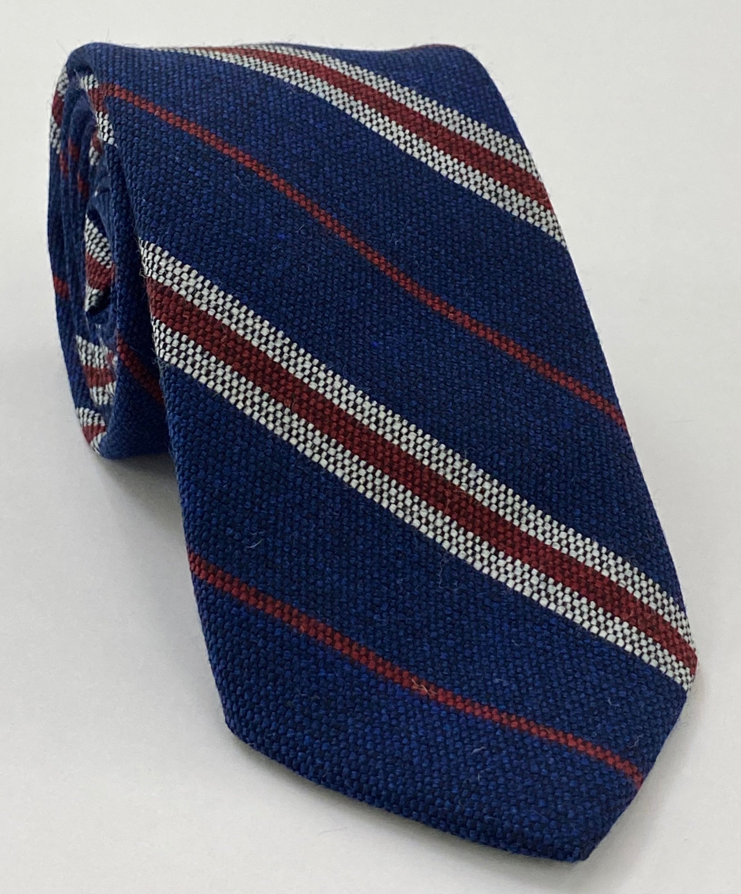 ダークネイビーブルーのウールタイにダークレッドとオフホワイトのストライプ GSWT-4
