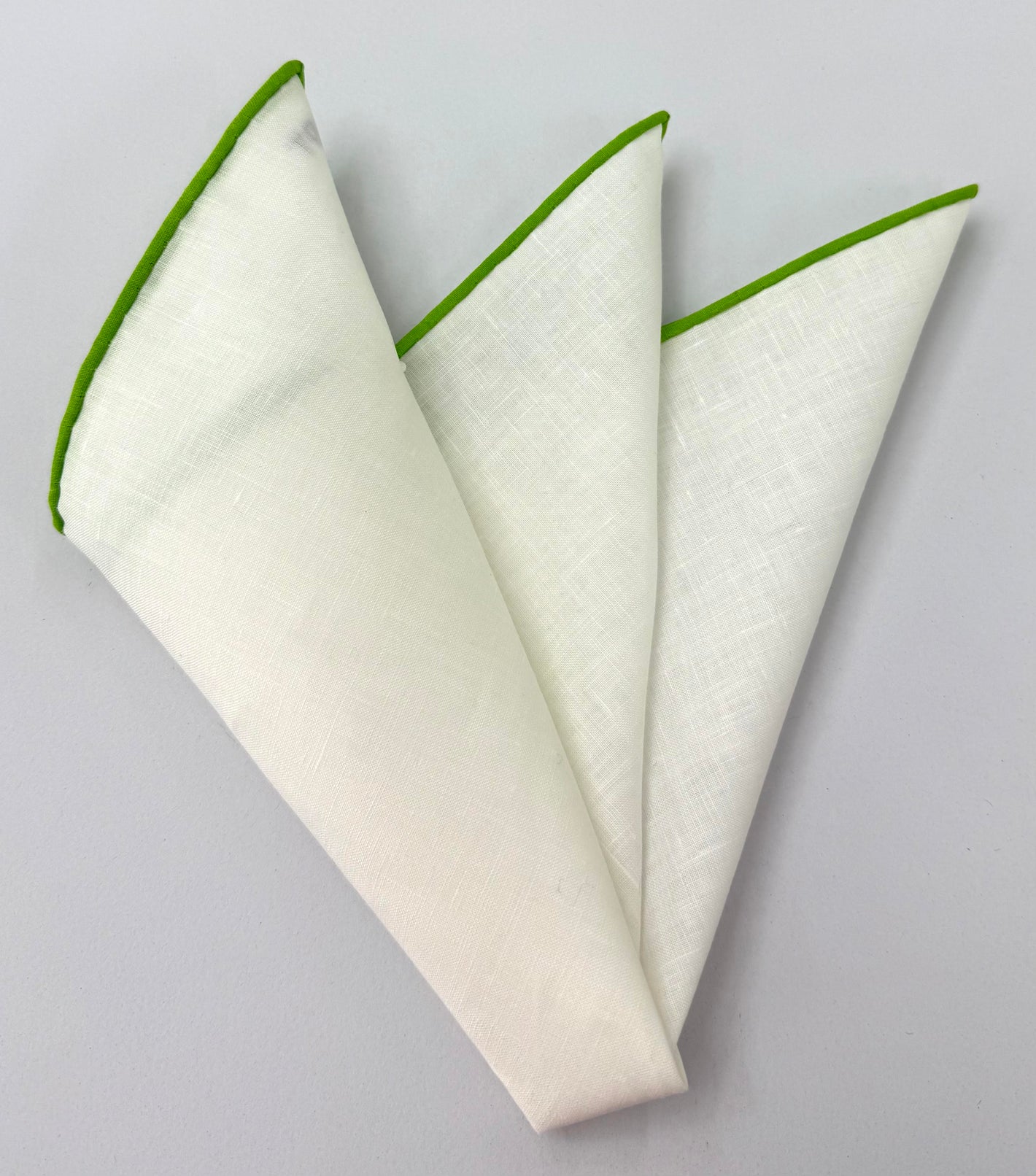 라임 색상 대비 가장자리 처리된 화이트 벨기에 린넨 포켓 스퀘어 LLCP#13