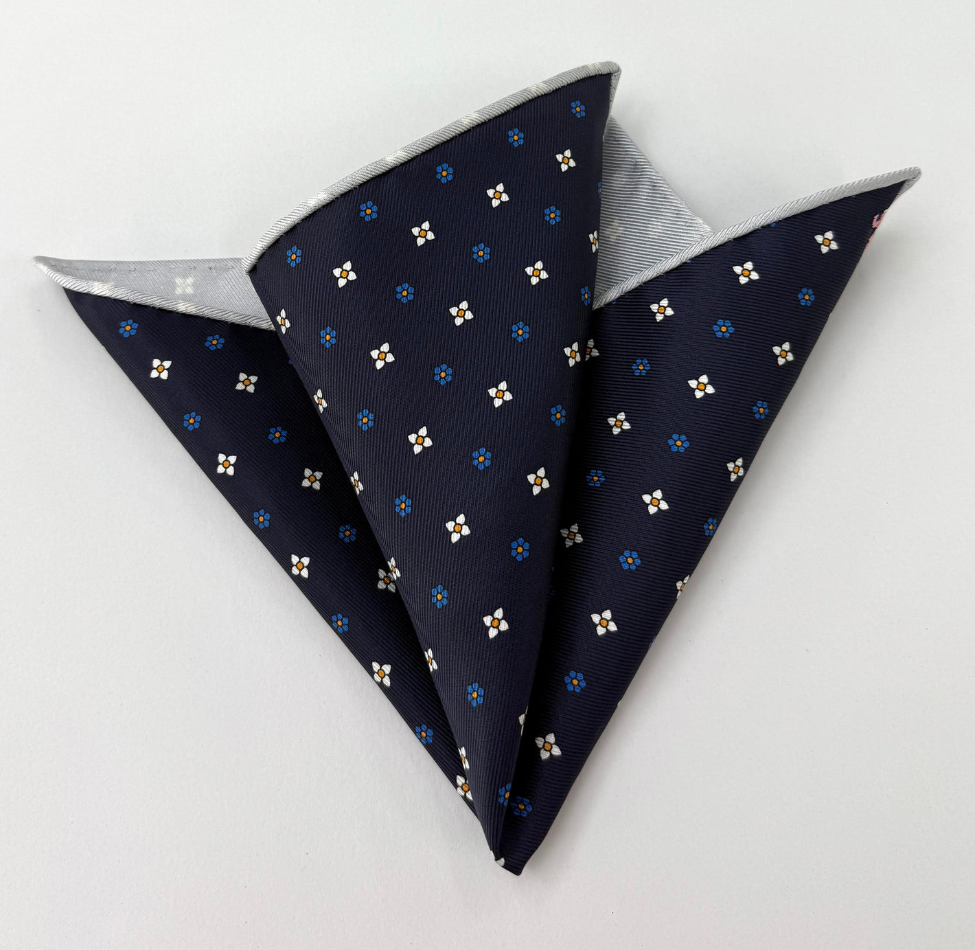 미드나잇 블루 맥클스필드 포켓 스퀘어 MCP-1에 오프화이트, 블루, 골드 색상