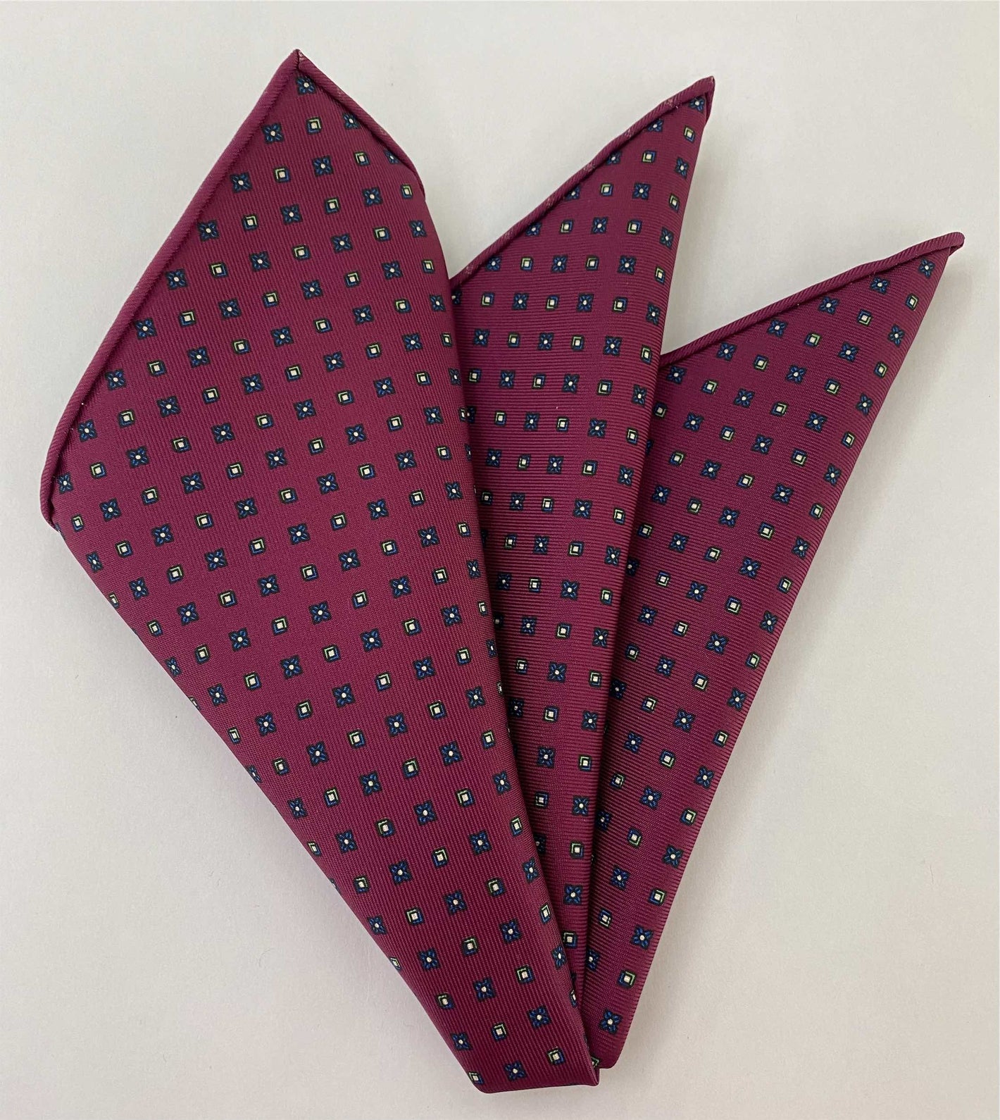 ダークパープル地にネイビーブルー、ライムグリーン、ホワイト、ブラックを配したMacclesfieldプリントのシルクポケットチーフ MCP-147