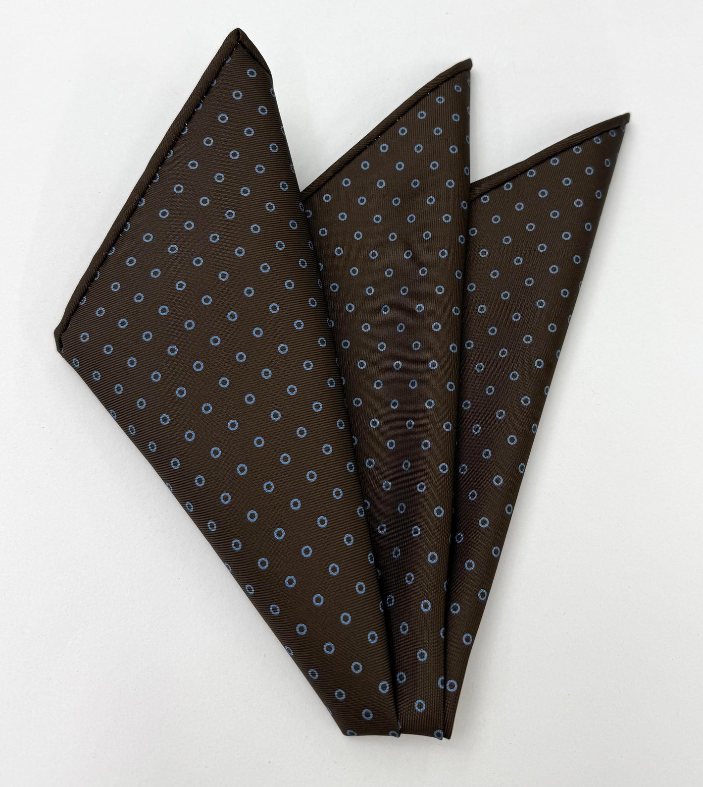 ダークチョコレートのマッケルフィールドプリント柄シルクポケットチーフ、パウダーブルー MCP-519