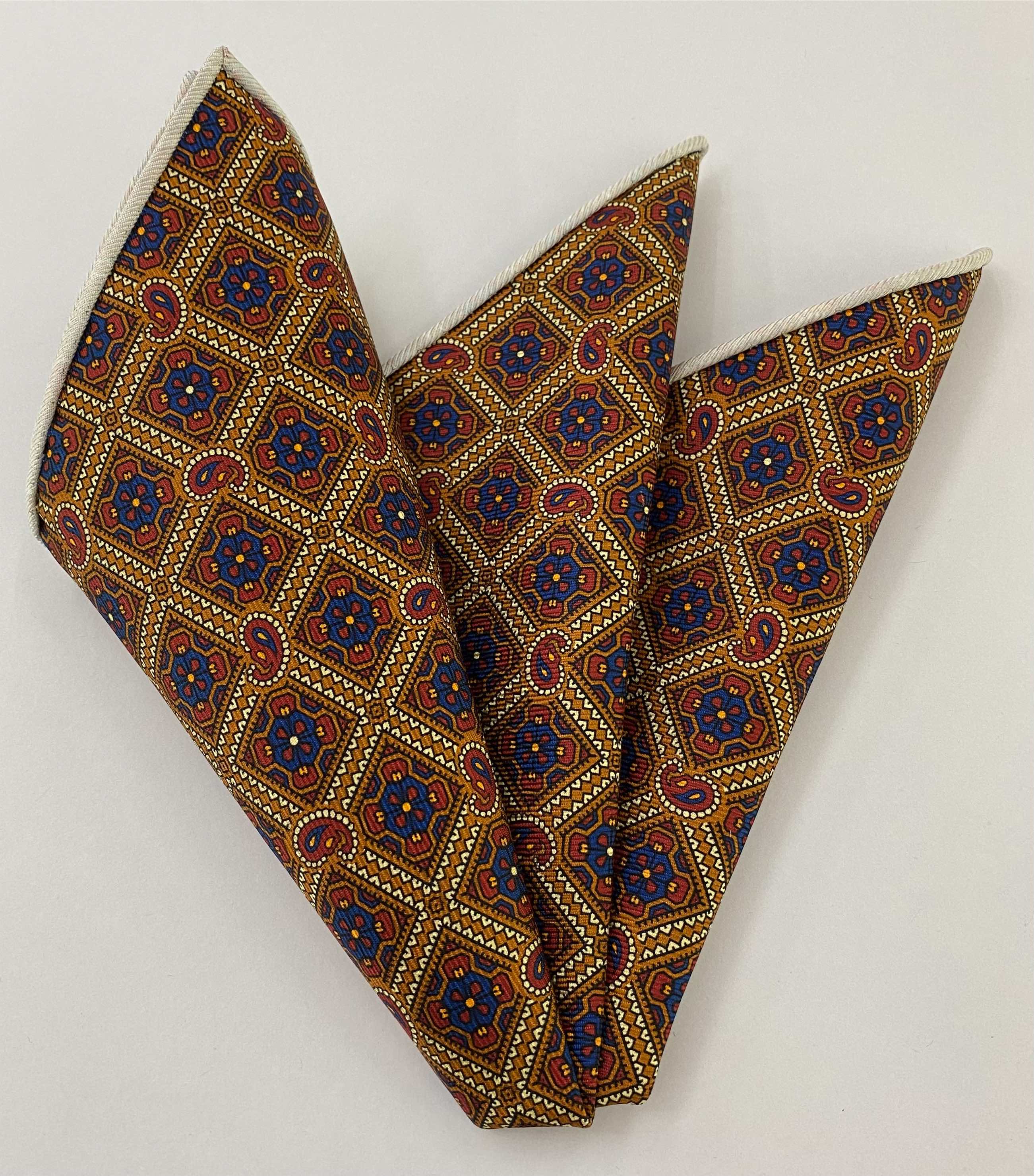 棗紅色底馬克爾斯菲爾德印花絲綢領帶，藍色與古銅色搭配 MCT-718