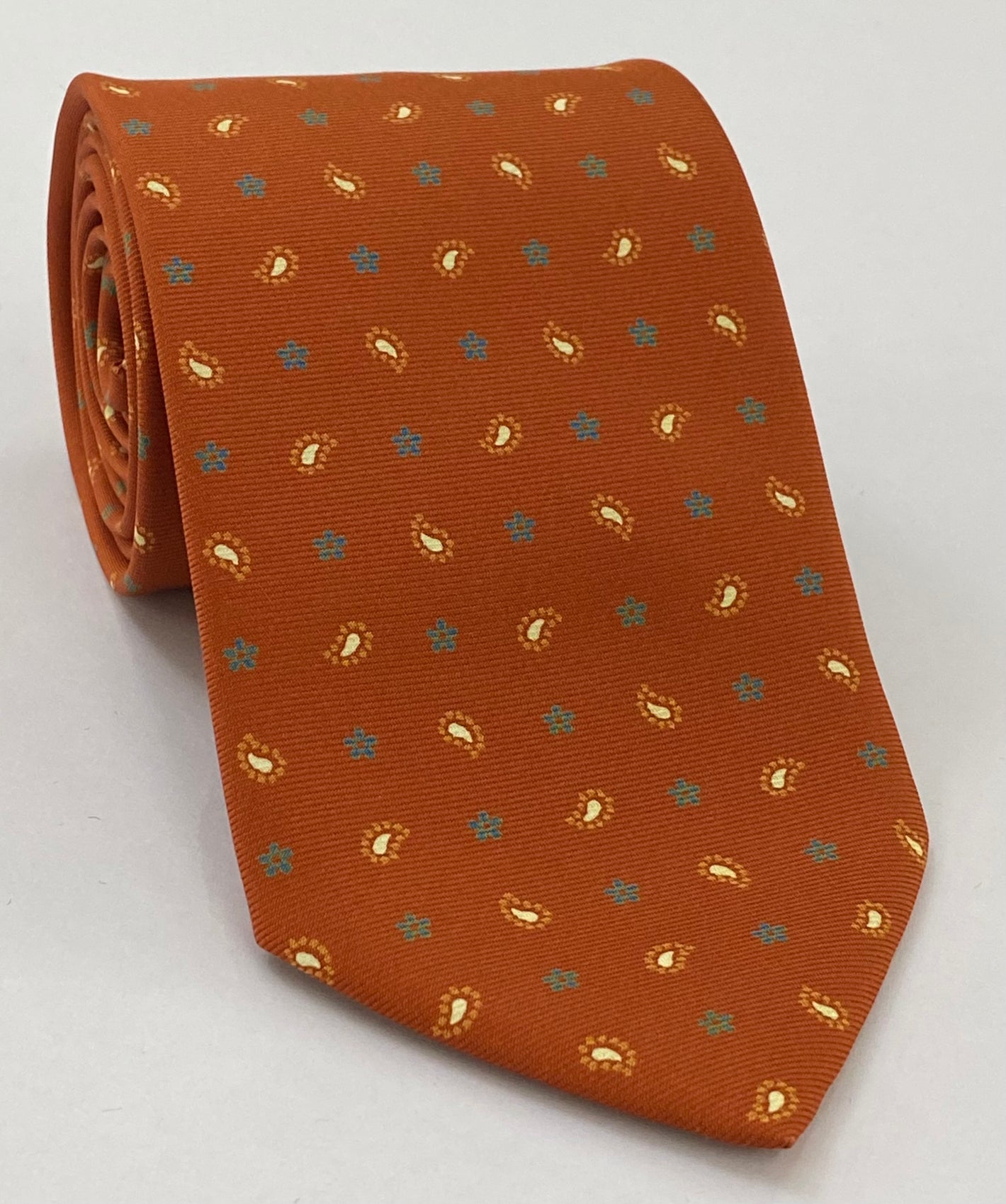 オレンジ、ホワイト＆チャコールグレーのバーントオレンジ・マクルズフィールドプリントシルクタイ MCT-182