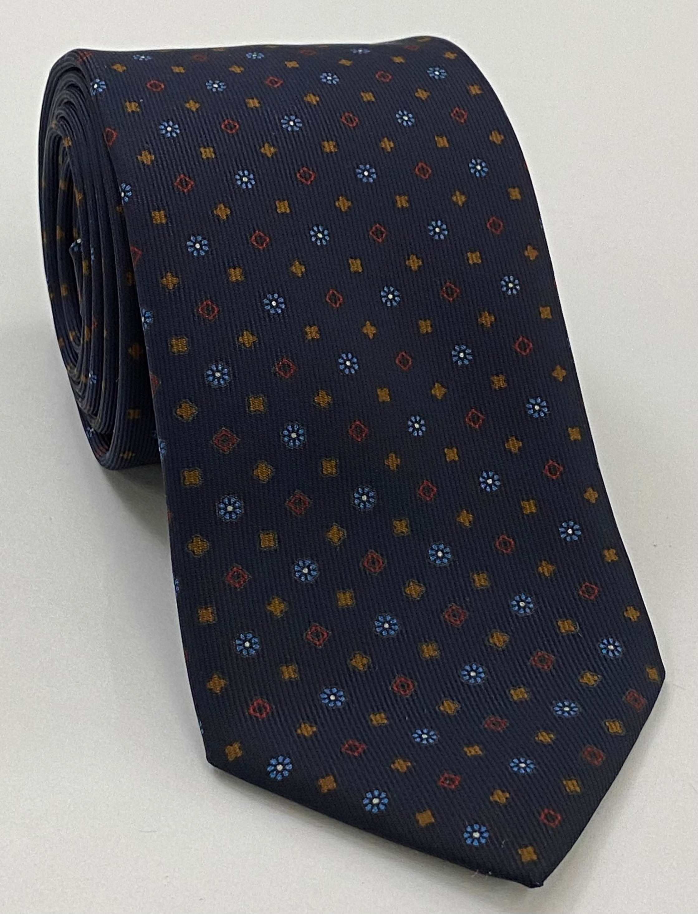 ミッドナイトブルーのマクルズフィールドプリントシルク蝶ネクタイ（スカイブルー、レッド、バーントオレンジ＆ホワイト） MCBT-276