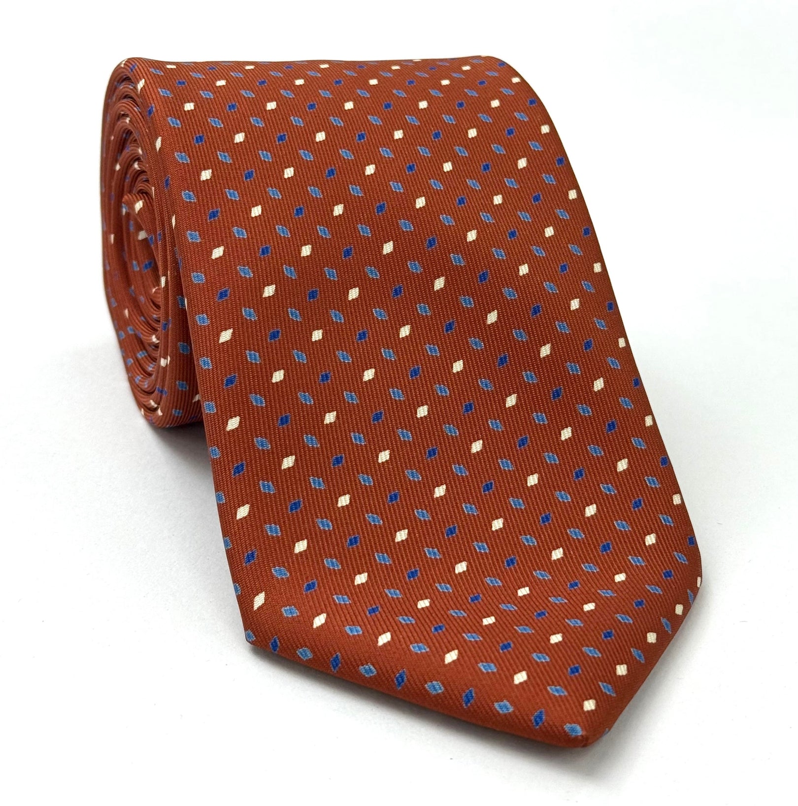 ダークバーントオレンジ地にスカイブルー、ブルー、オフホワイトのプリント柄シルクネクタイ MCT-523
