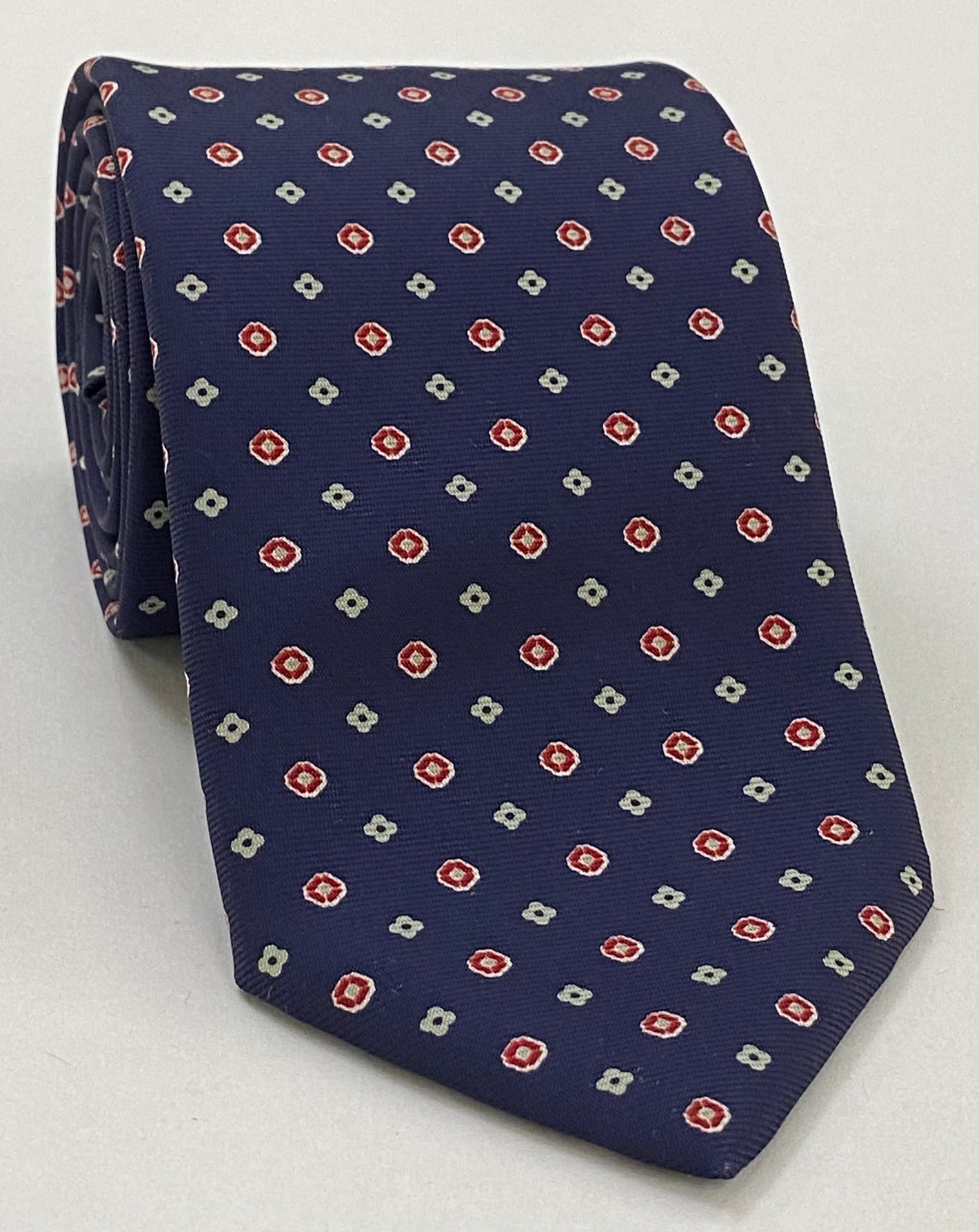 ダークネイビーブルーのプリントパターン シルクタイ MCT-628（レッド、ホワイト、オフホワイト）