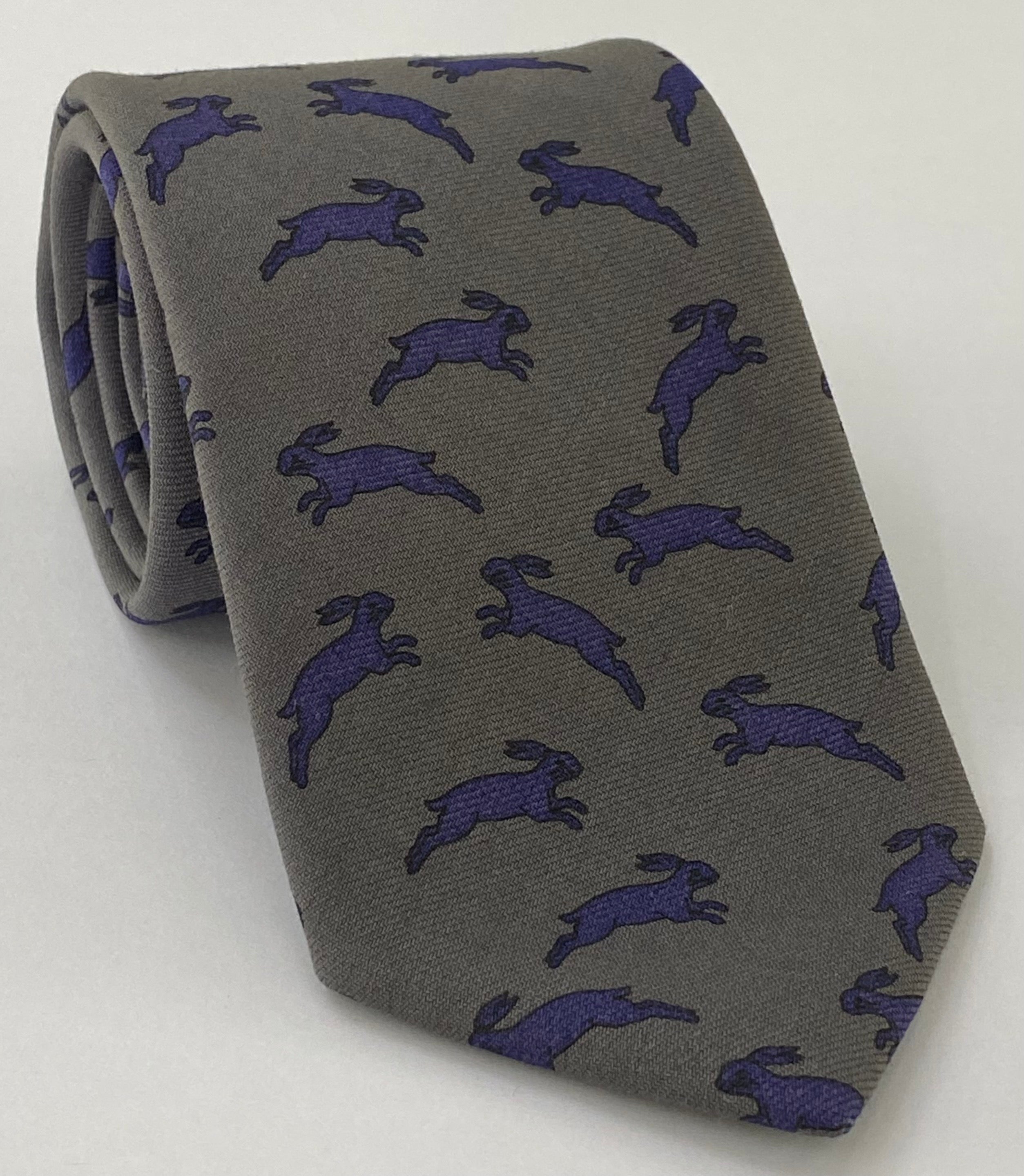 チャコールグレーのマクルズフィールドプリントラビットウールタイ（パープル＆ブラック） MCWT-5