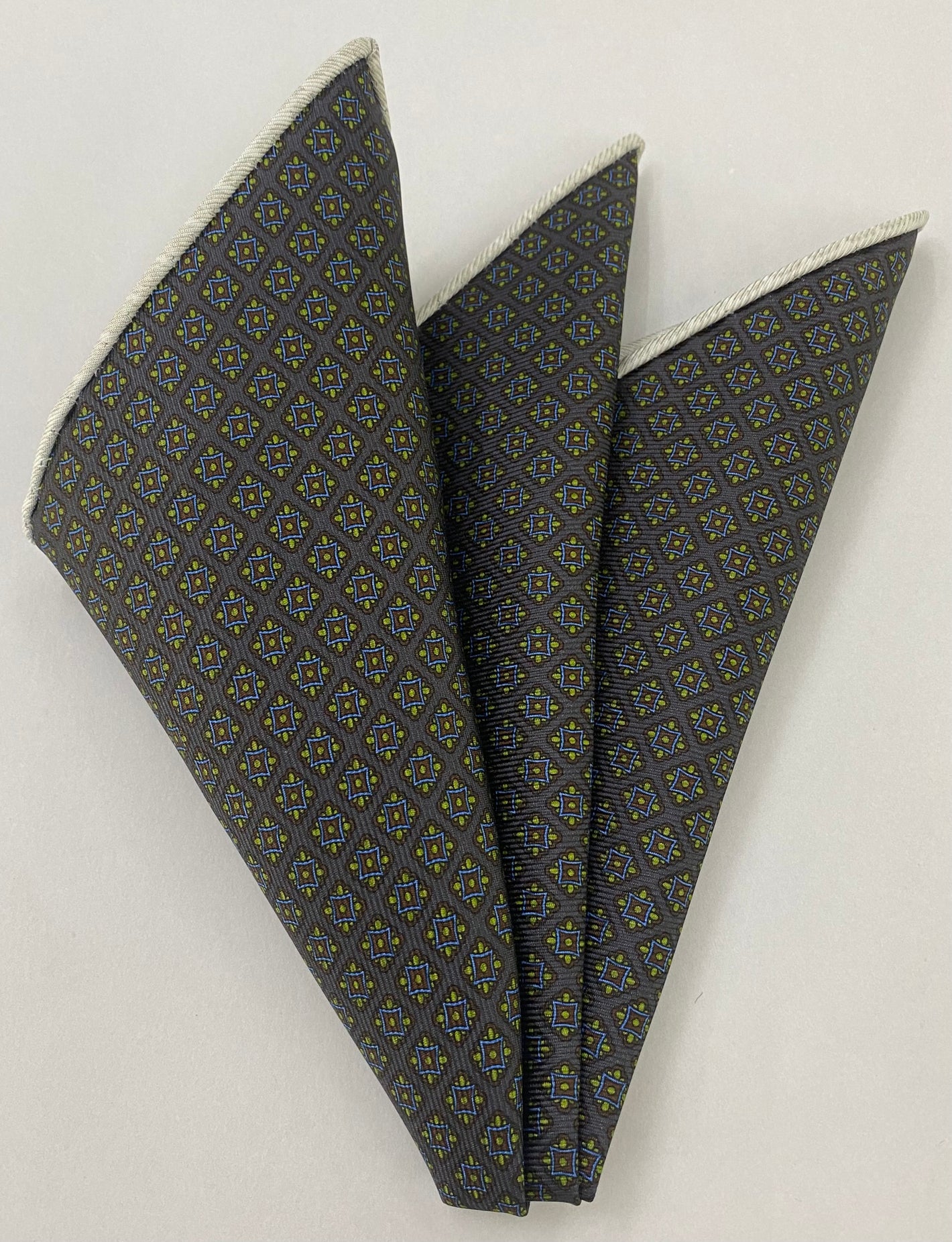 マクルズフィールド・マダー プリントシルク ポケットスクエア MMPP-186