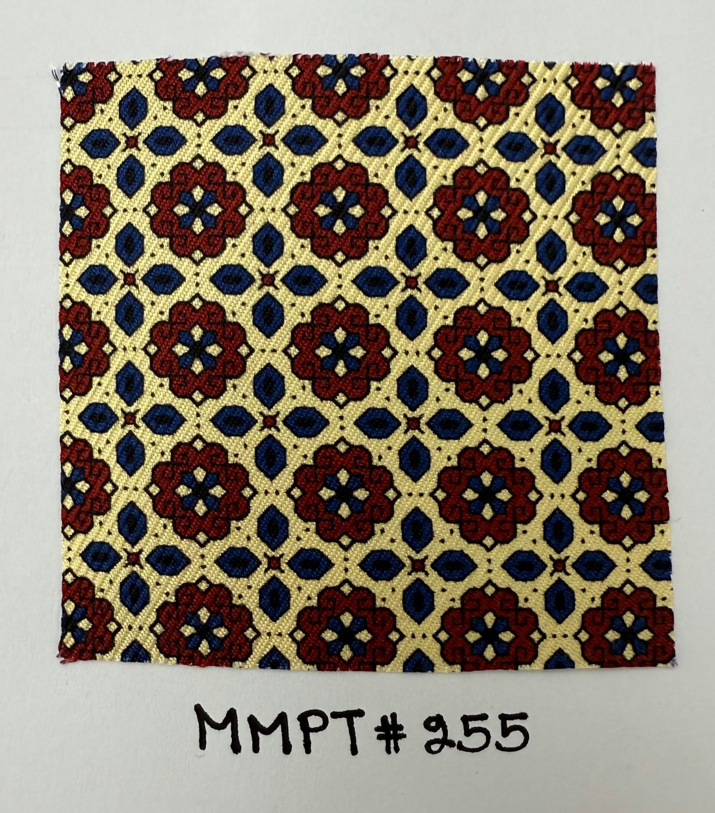 オリーブグリーン地のクリーム、マロン&ブルー マクレスフィールド モダン マダー プリント シルクネクタイ MMPT-254