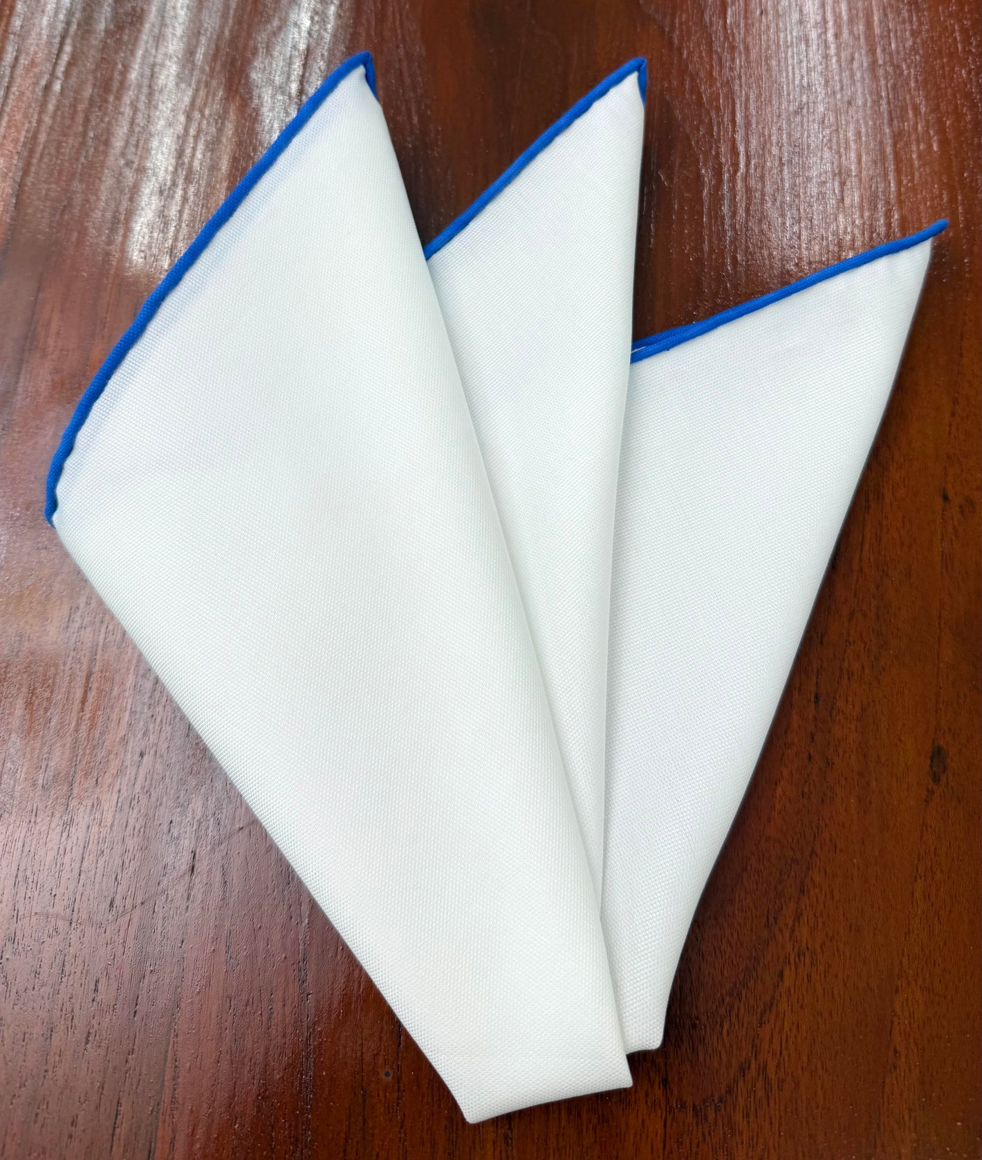 블루 대비 엣지 포켓 스퀘어 #RCP-1이 있는 밝은 화이트 옥스포드 코튼