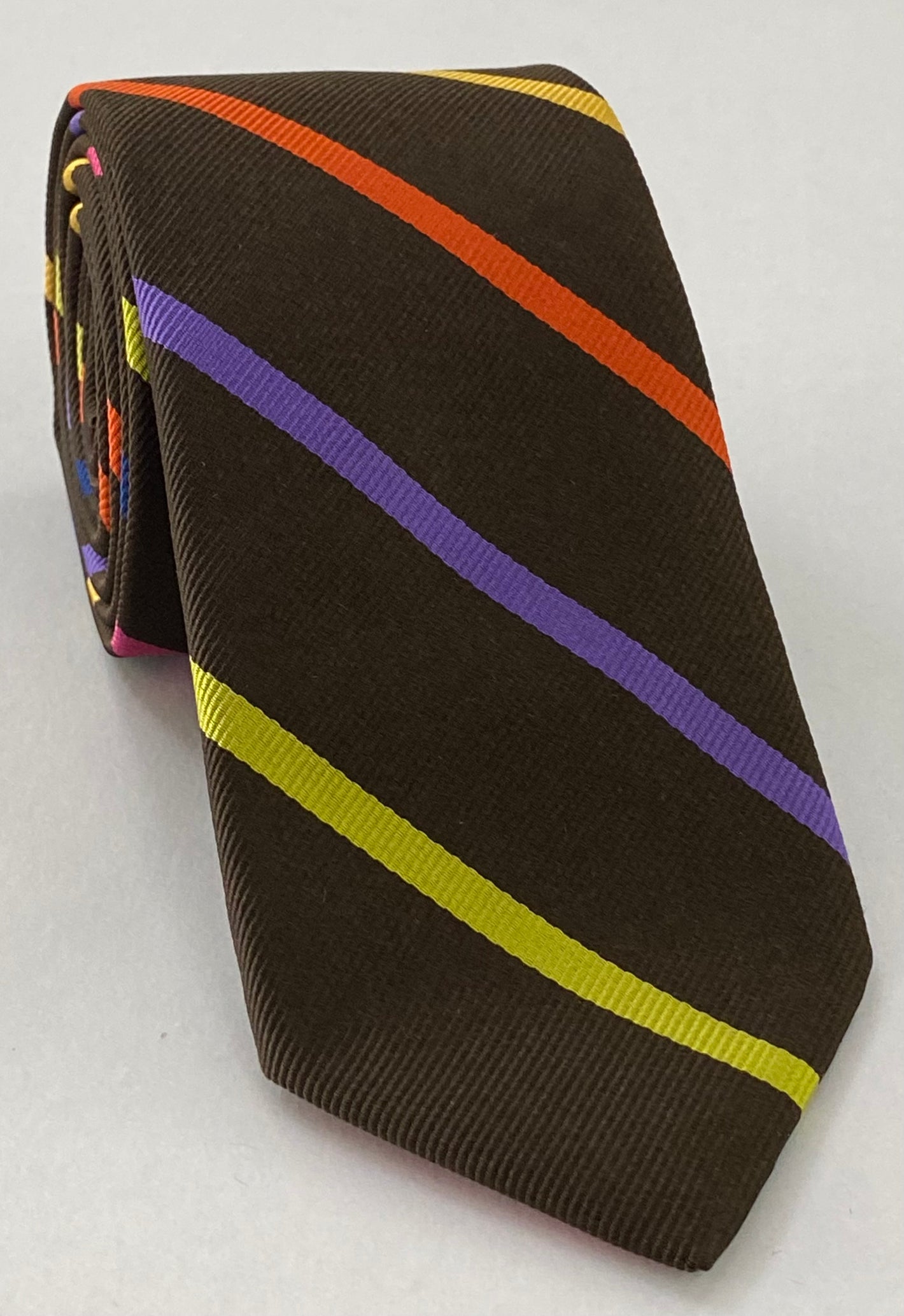 ビターチョコレートのリップルストライプシルクタイ RST-57に、ブルー、イエロートウモロコシ、オレンジ、ラベンダー、若葉グリーン、フクシアの色合い