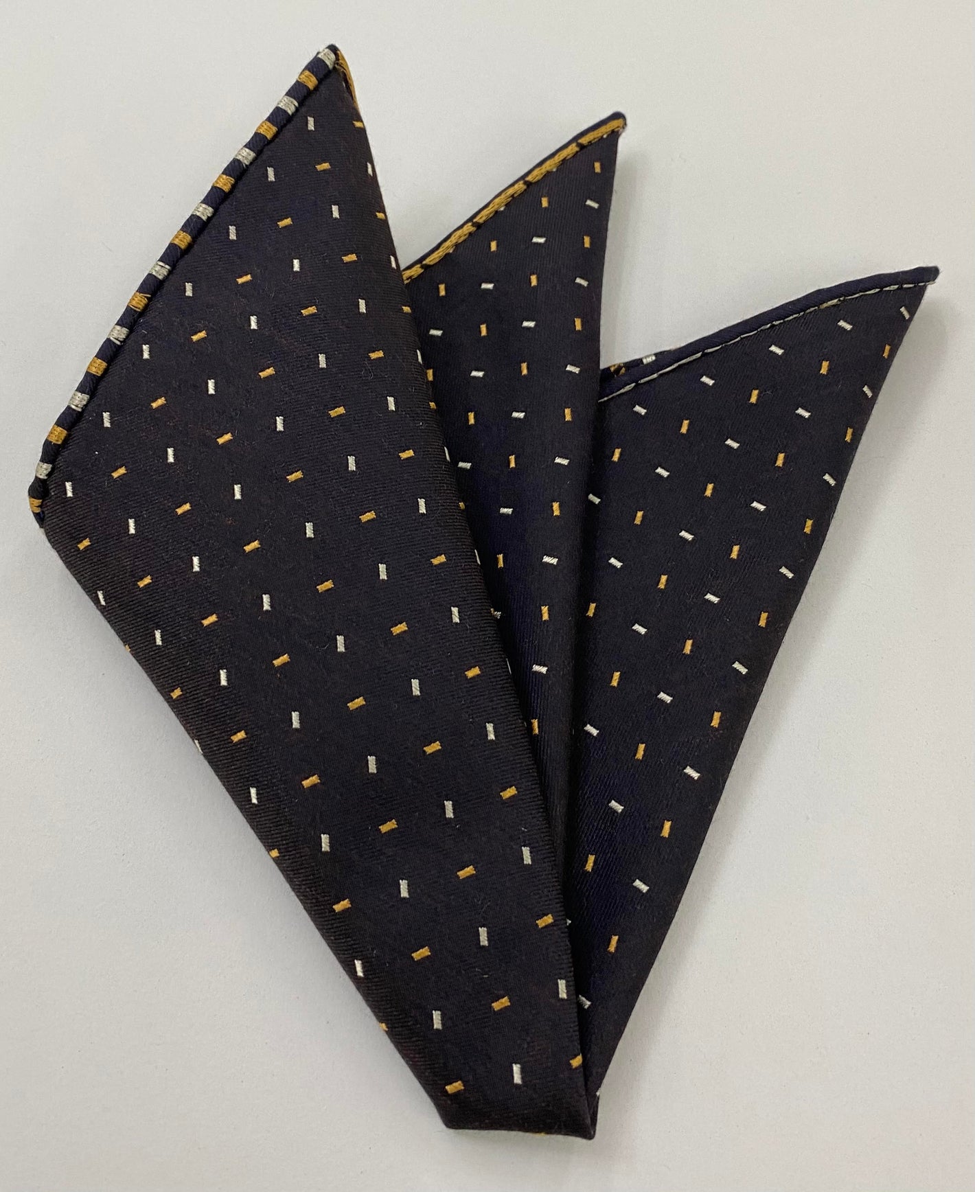 ビターチョコレート地にオフホワイト＆ライトコッパーのカシミヤ／シルク ジャカード ポケットチーフ SCPP-3