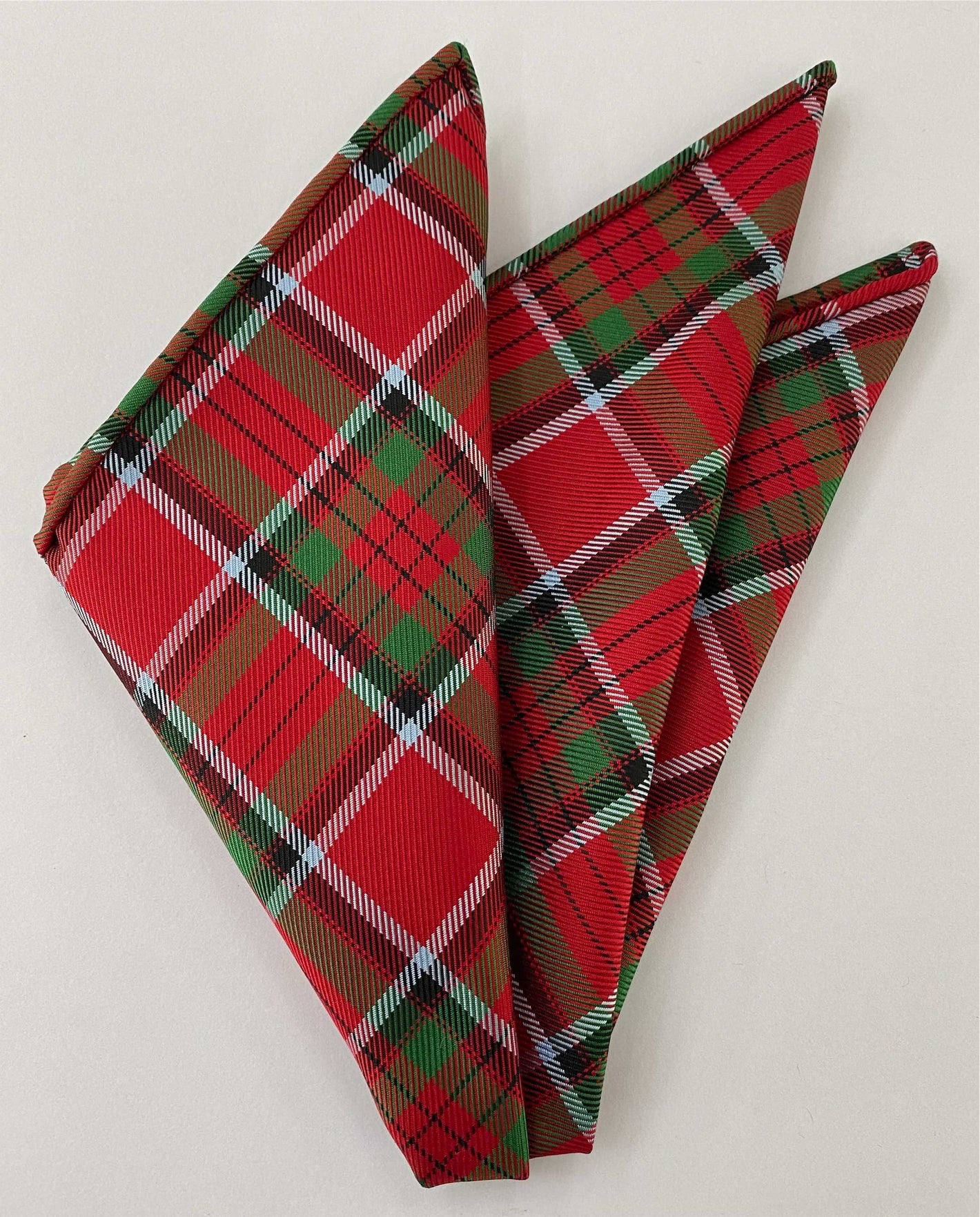 Stewart Royal Tartan 실크 포켓 스퀘어 #TAP-13 스카이 블루, 블랙, 보틀 그린 & 레드