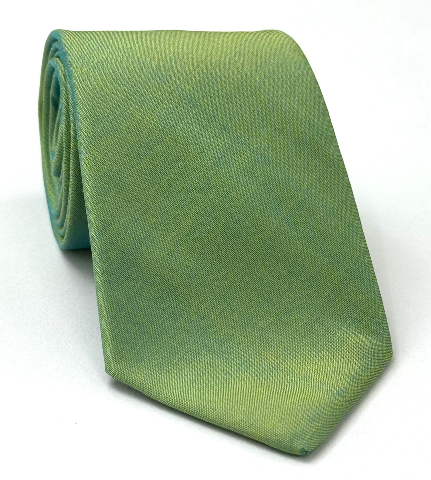ライト・ヤングリーフグリーンのタイ製ショットシルクネクタイ THT-71