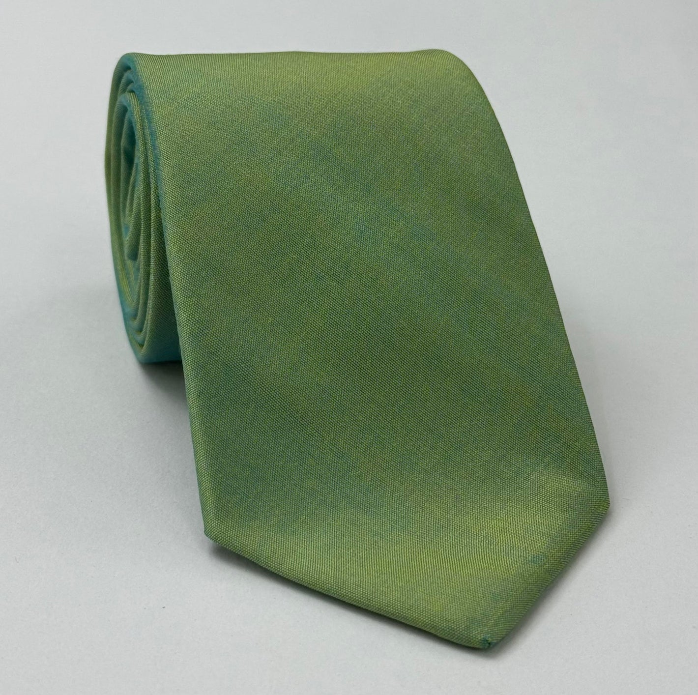 ライト・ヤングリーフグリーンのタイ製ショットシルクネクタイ THT-71