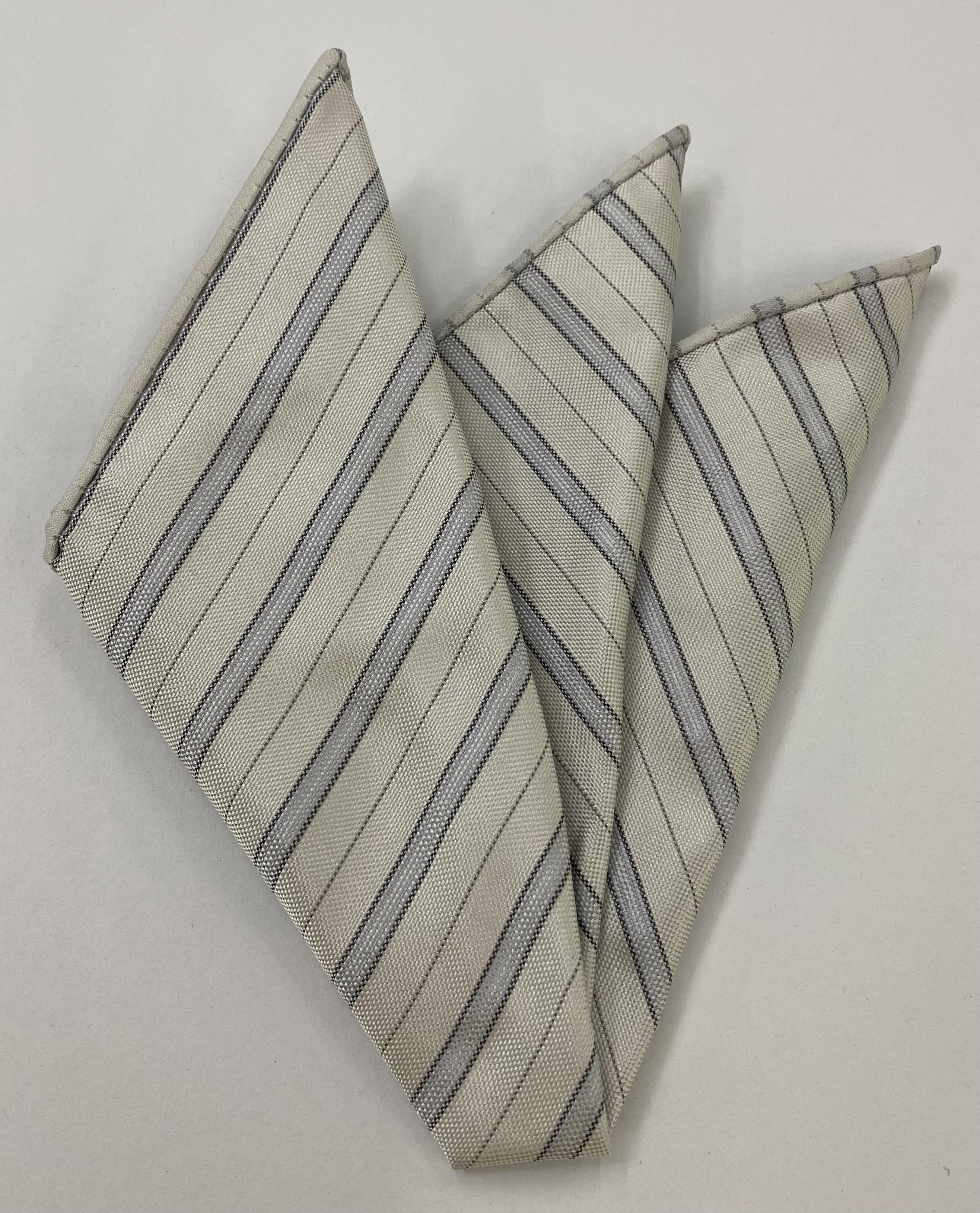 フォーマル／ウェディング用 ストライプ シルク ポケットチーフ #WDSP-9 オフホワイト、シルバー、チャコールグレー（ブルーのアクセント入り）