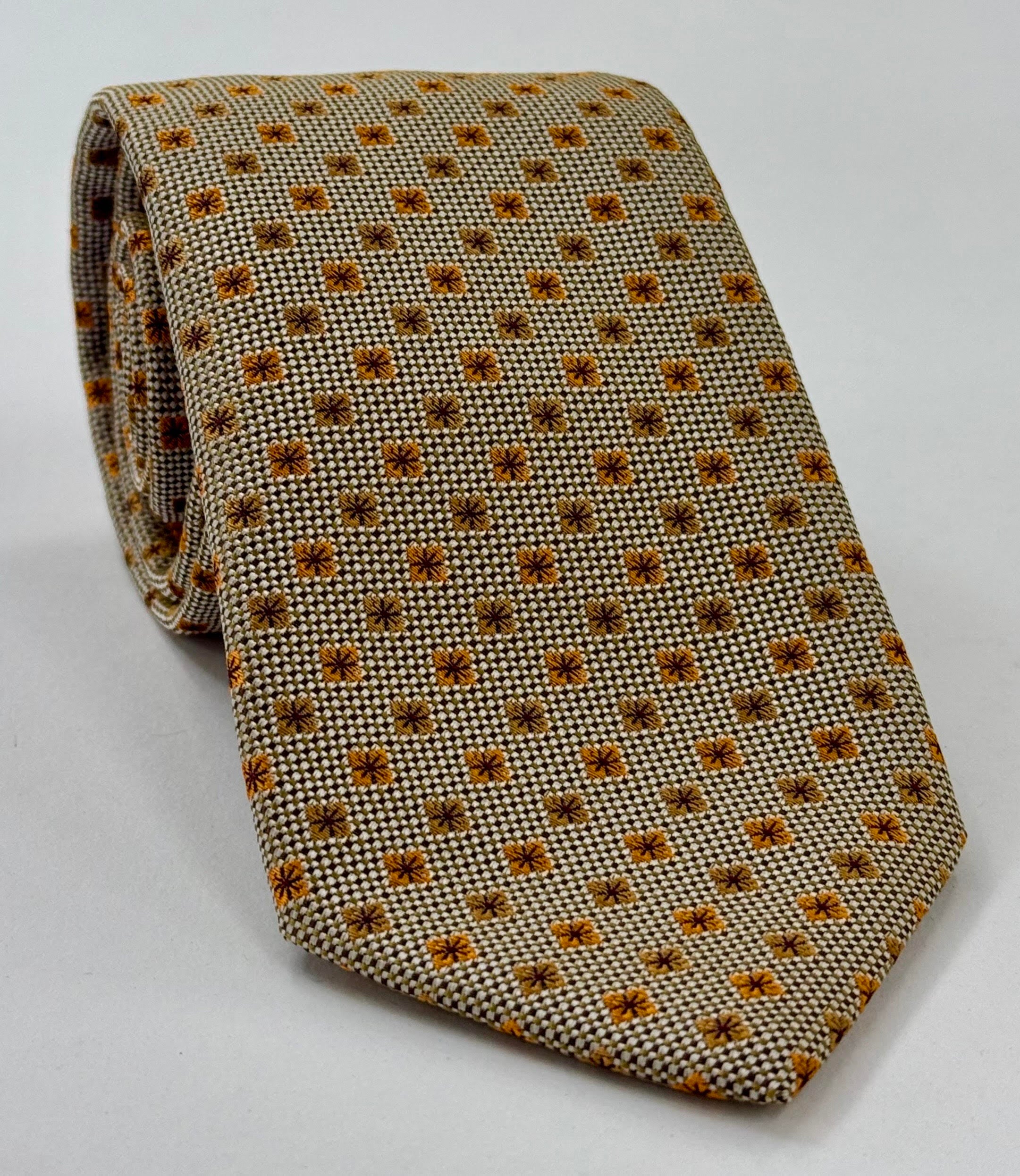 イエローゴールド、ゴールド、ゴールデンブラウン＆ホワイトフラワーシルクタイ FT-18