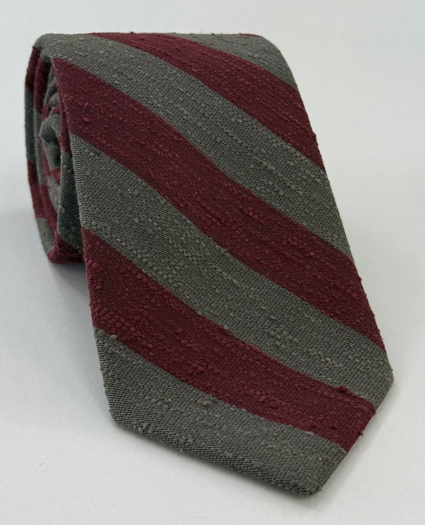 버건디 & 차콜 그레이 샨퉁 와이드 스트라이프 실크 타이 SHBST-6