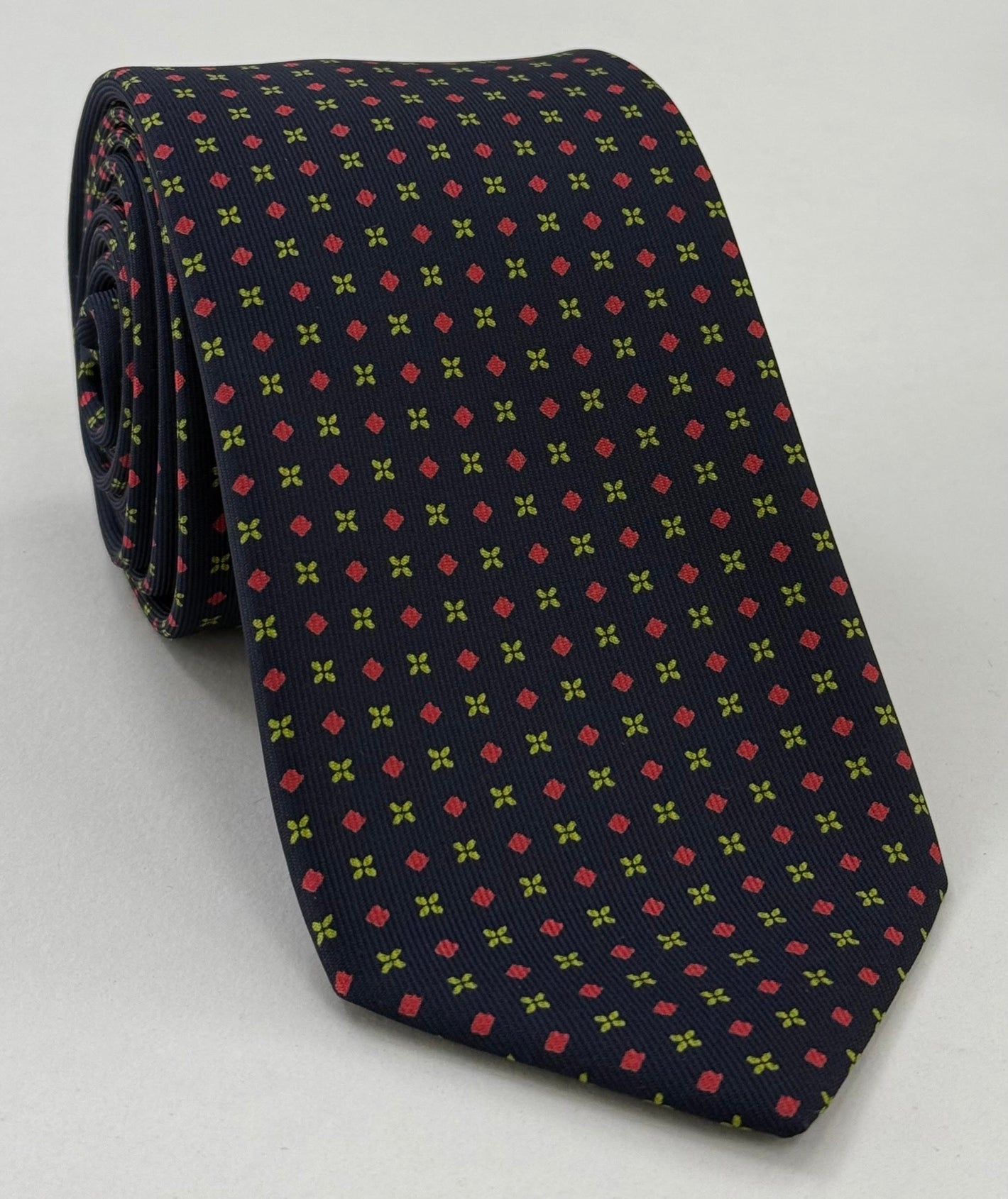 ミッドナイトブルーのマクルズフィールドプリントシルクタイ（オレンジレッド＆イエローグリーン） MCT-194