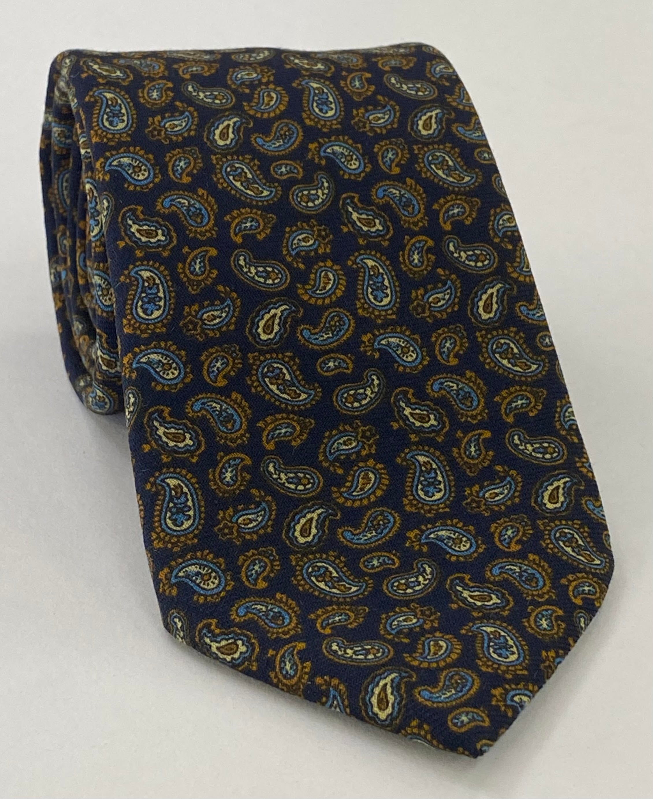 バーントオレンジ、ブラウン、スカイブルー、オフホワイトのミッドナイトブルー ペイズリーパターン チャリスウール ポケットスクエア CHPP-7