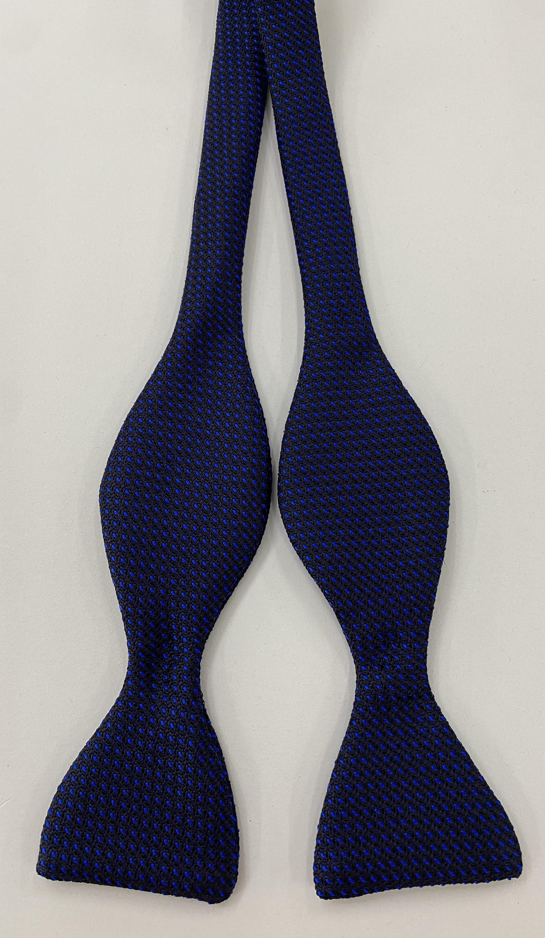 ミッドナイトブルーのグレナディン生地にロイヤルブルーのピンドット柄シルク蝶ネクタイ GGPDBT-4