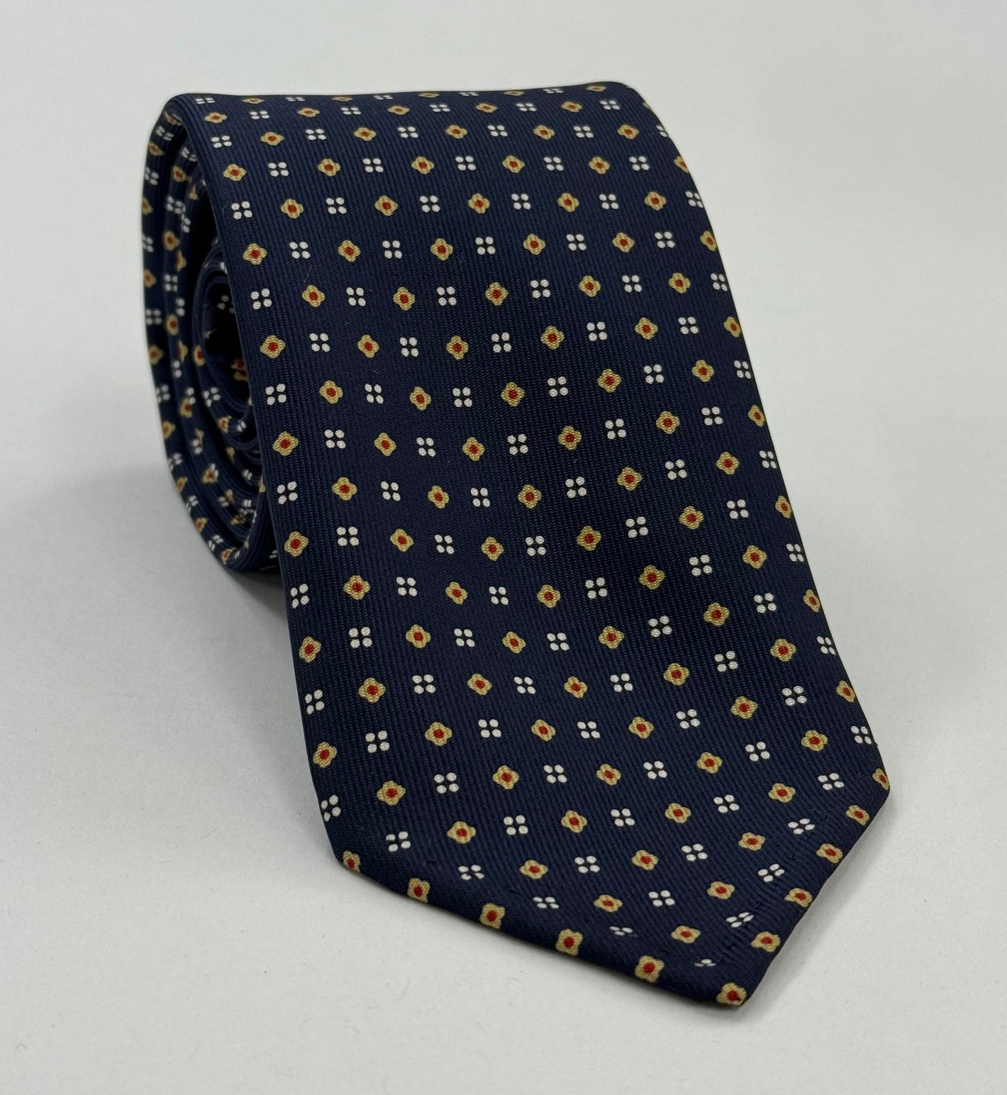ミッドナイトブルーのマクルズフィールドプリント柄シルクタイ（レッド、ライトゴールド、オフホワイト） MCT-492