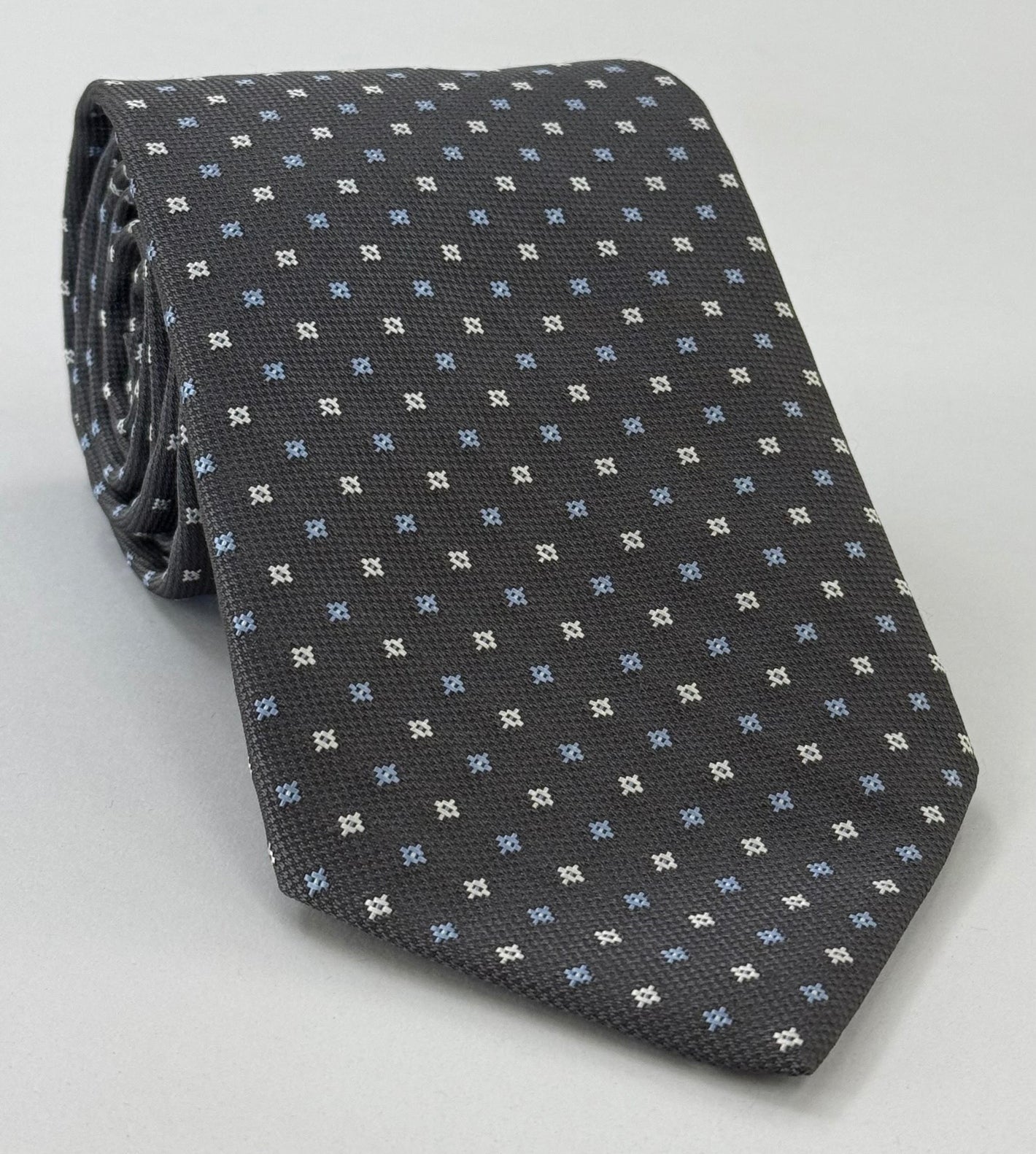 チャコールグレー地にスカイブルー＆ホワイトのモガドール柄シルクタイ -1