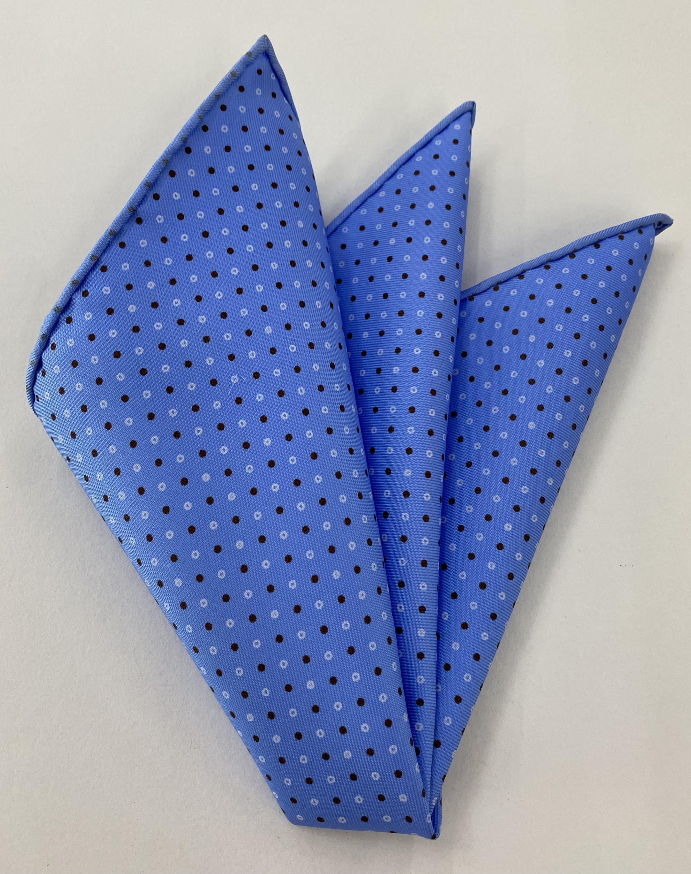 スカイブルーのマクルズフィールドプリント シルクポケットチーフ（チョコレート＆ホワイト） MCP-269