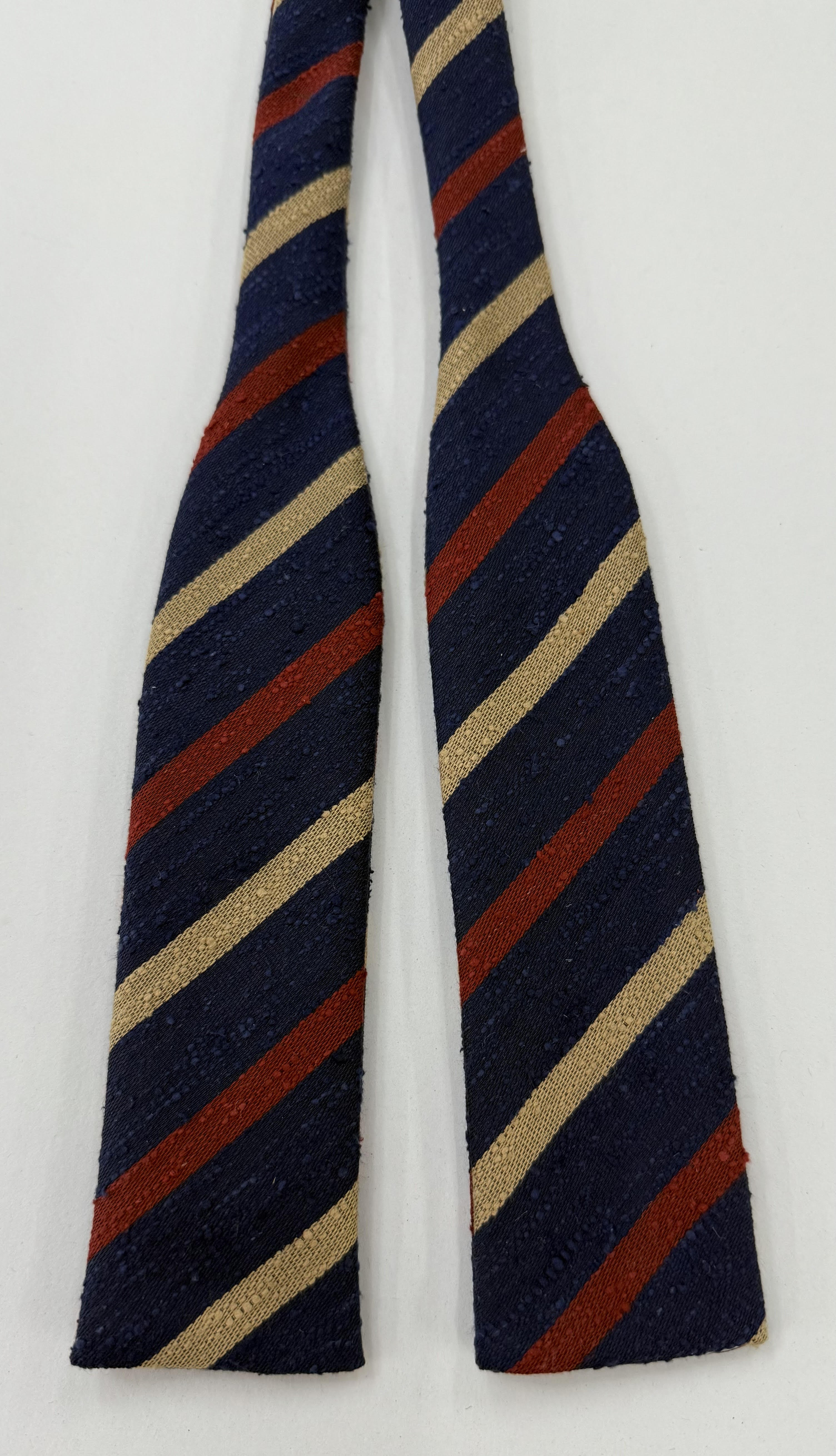 ダークネイビーブルーのシャンタンストライプシルク蝶ネクタイ（ダークレッド＆クリーム） SHSTBT-2